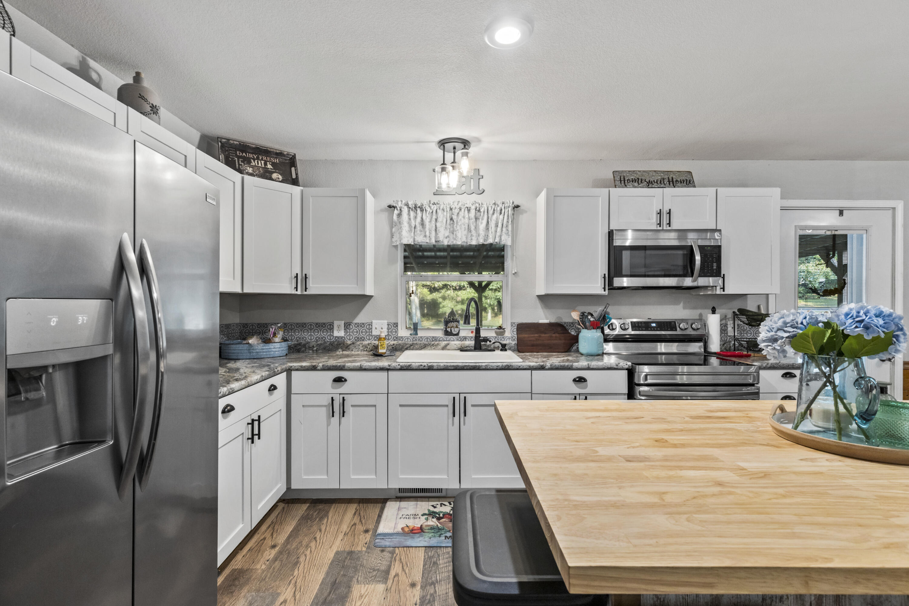 18275 New Hermitage Drive Property Photo 11