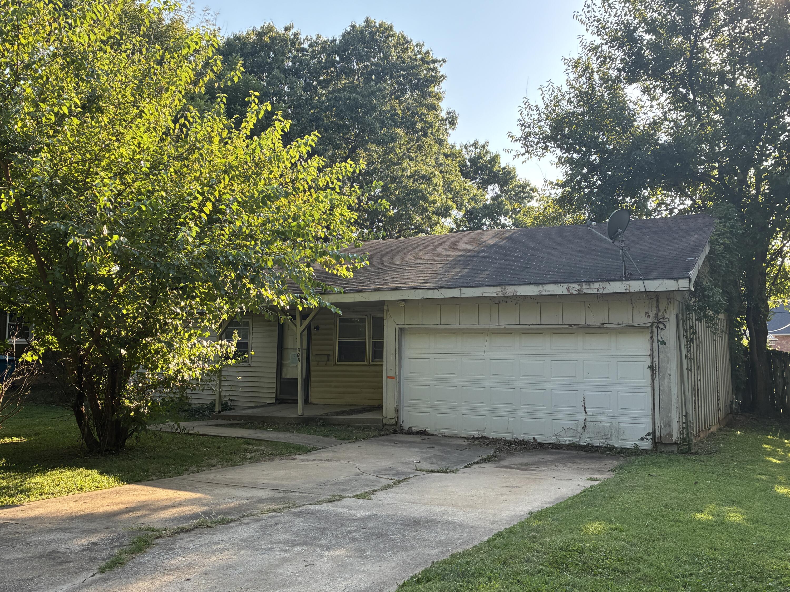 909 South Devonshire Drive Property Photo 3