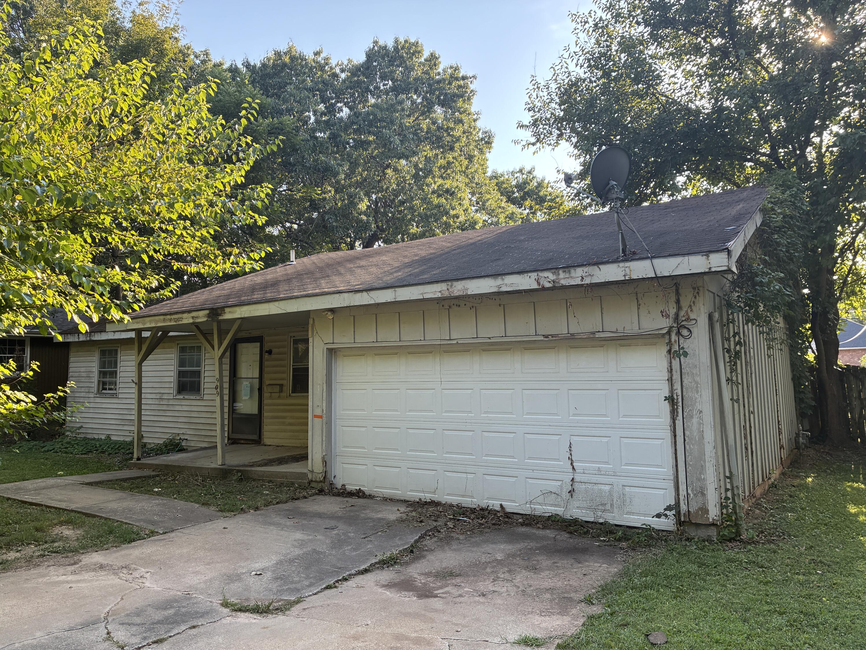 909 South Devonshire Drive Property Photo 4