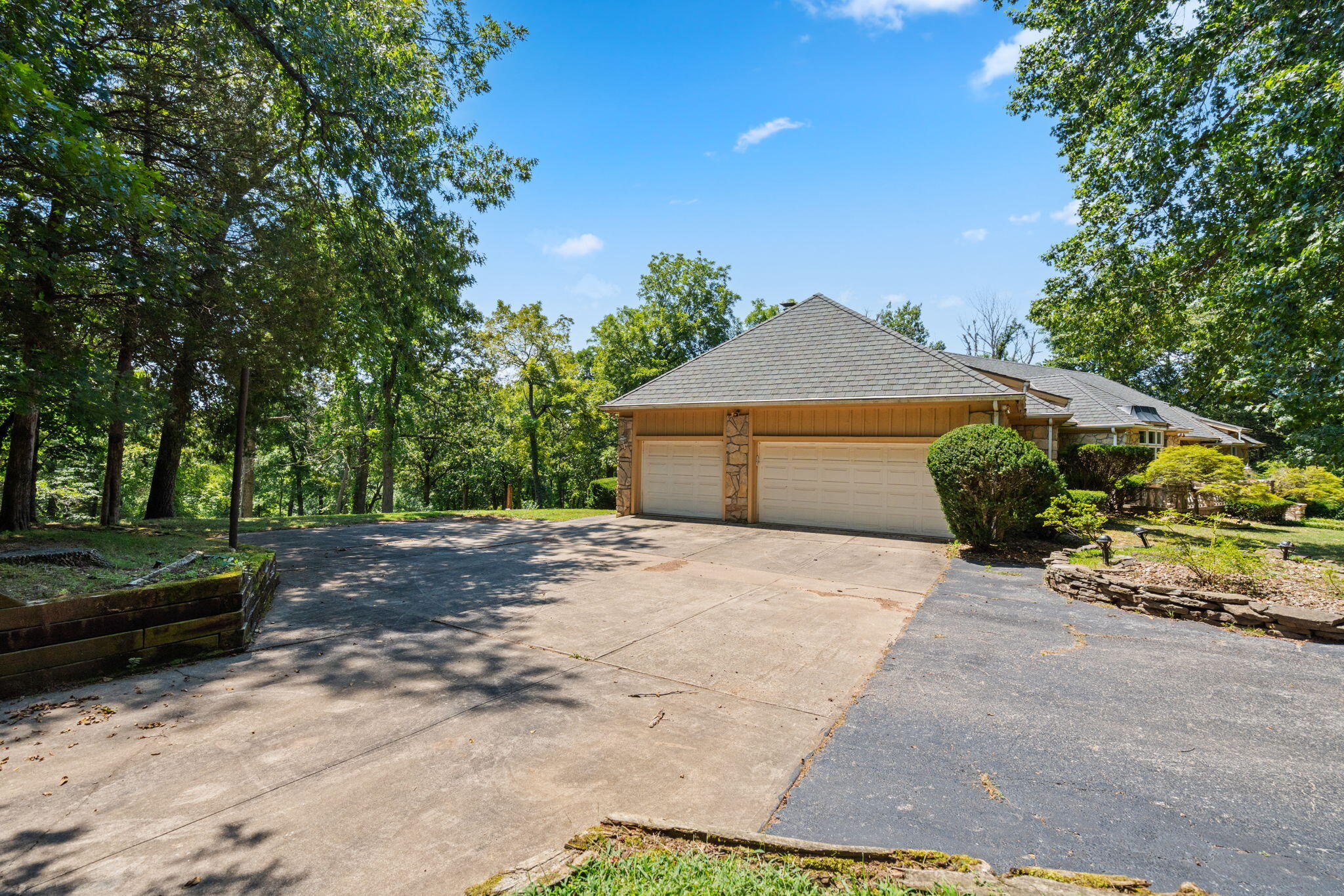 980 West Rivendale Drive Property Photo 17