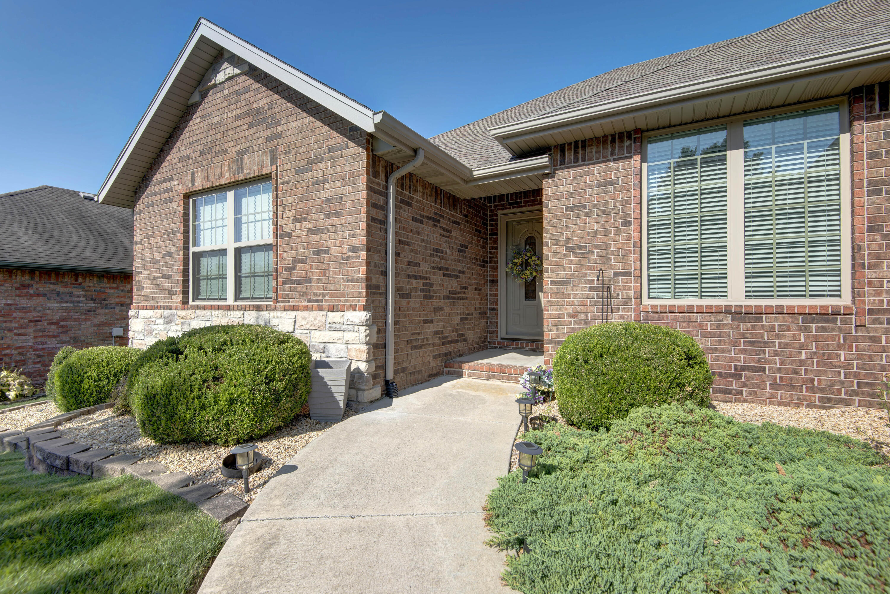 5747 South Winsor Drive Property Photo 3