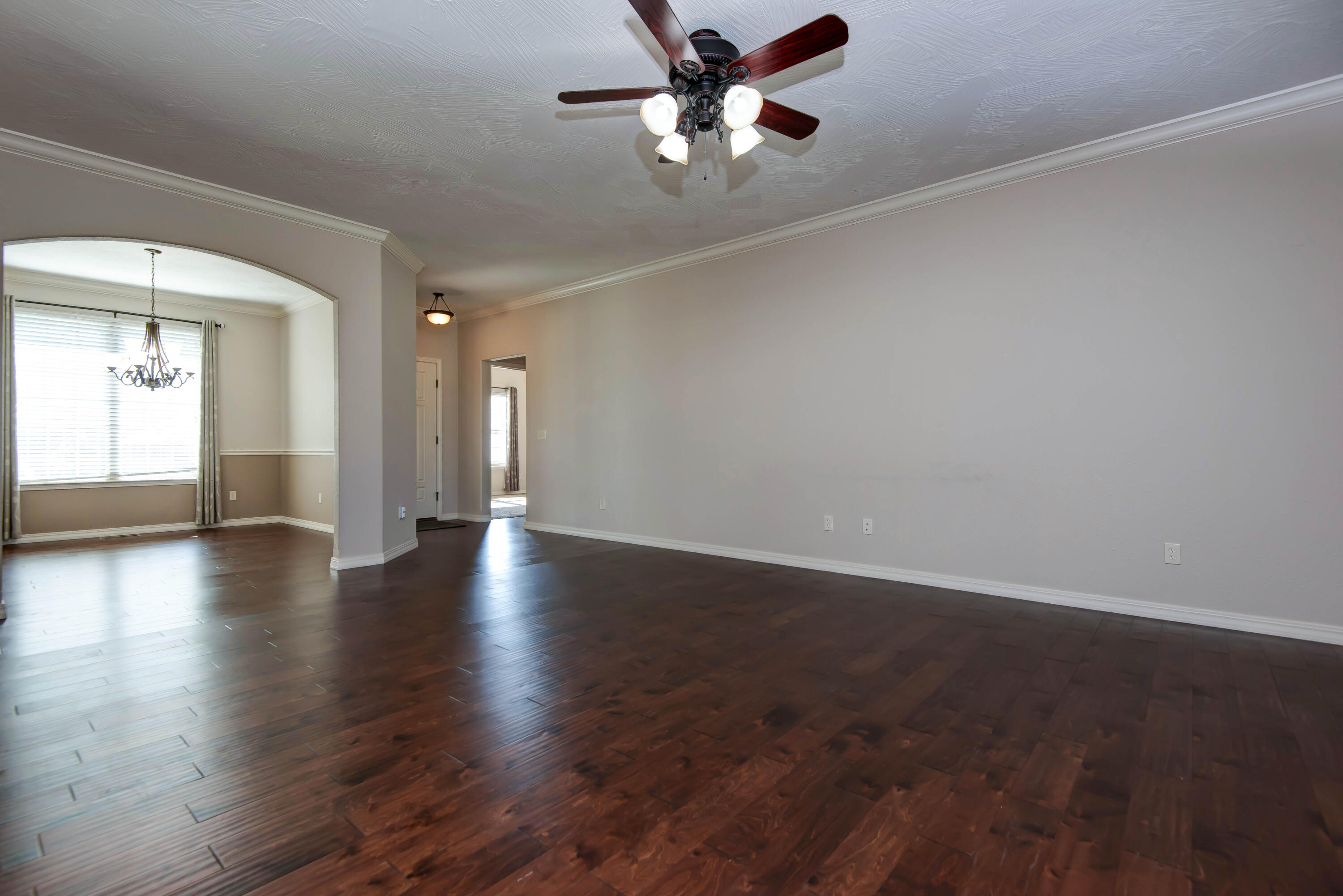 5747 South Winsor Drive Property Photo 6