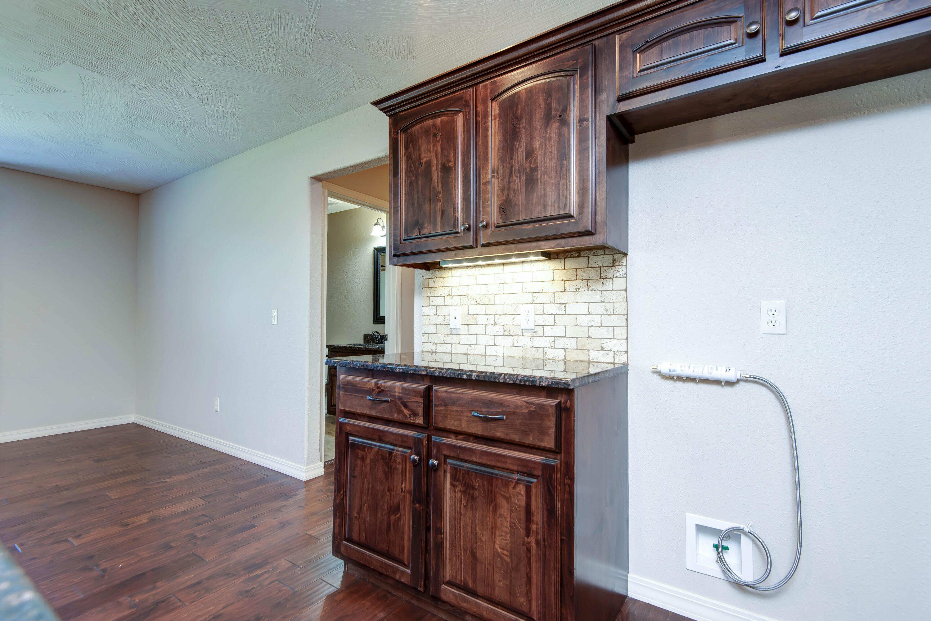 5747 South Winsor Drive Property Photo 10