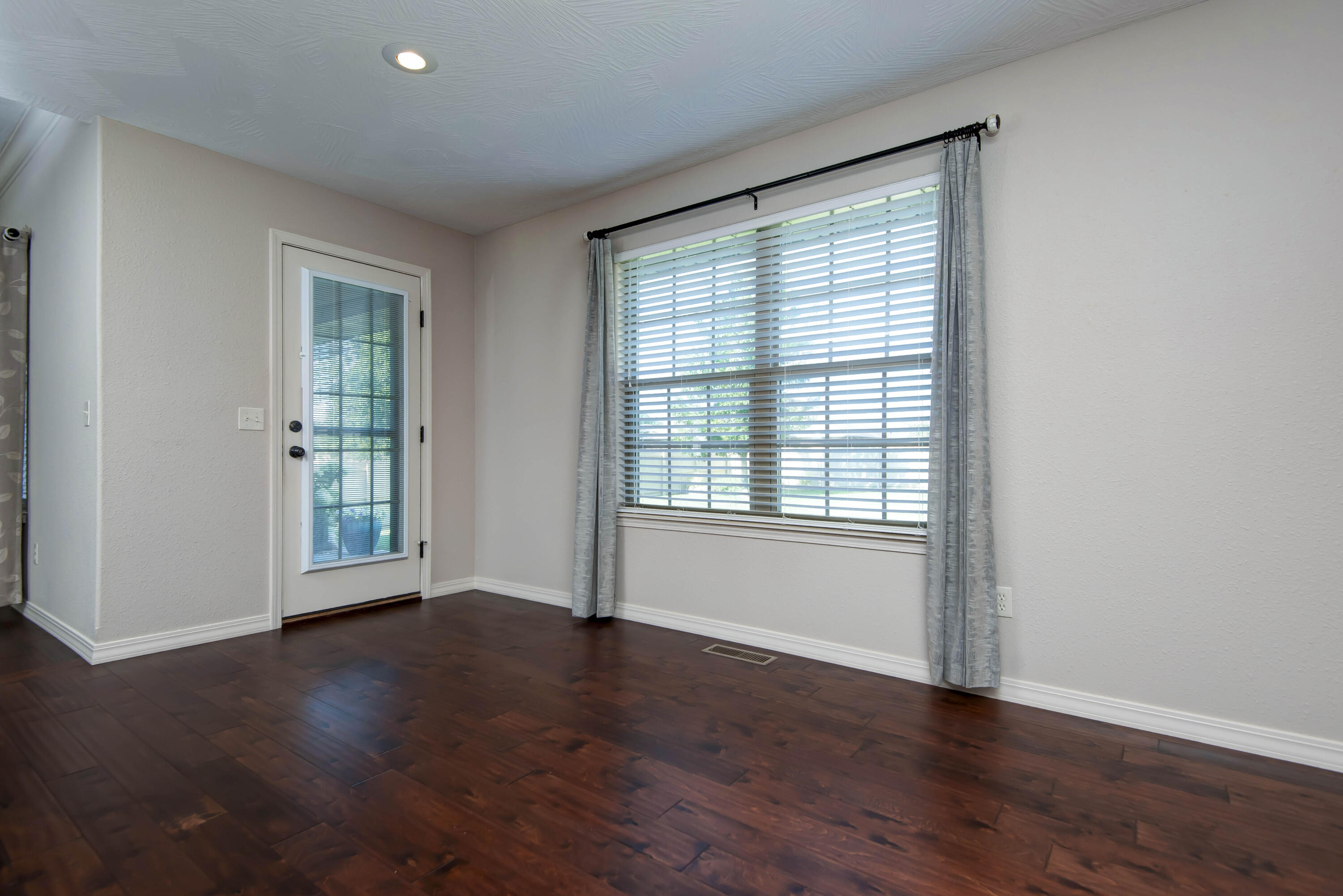 5747 South Winsor Drive Property Photo 13