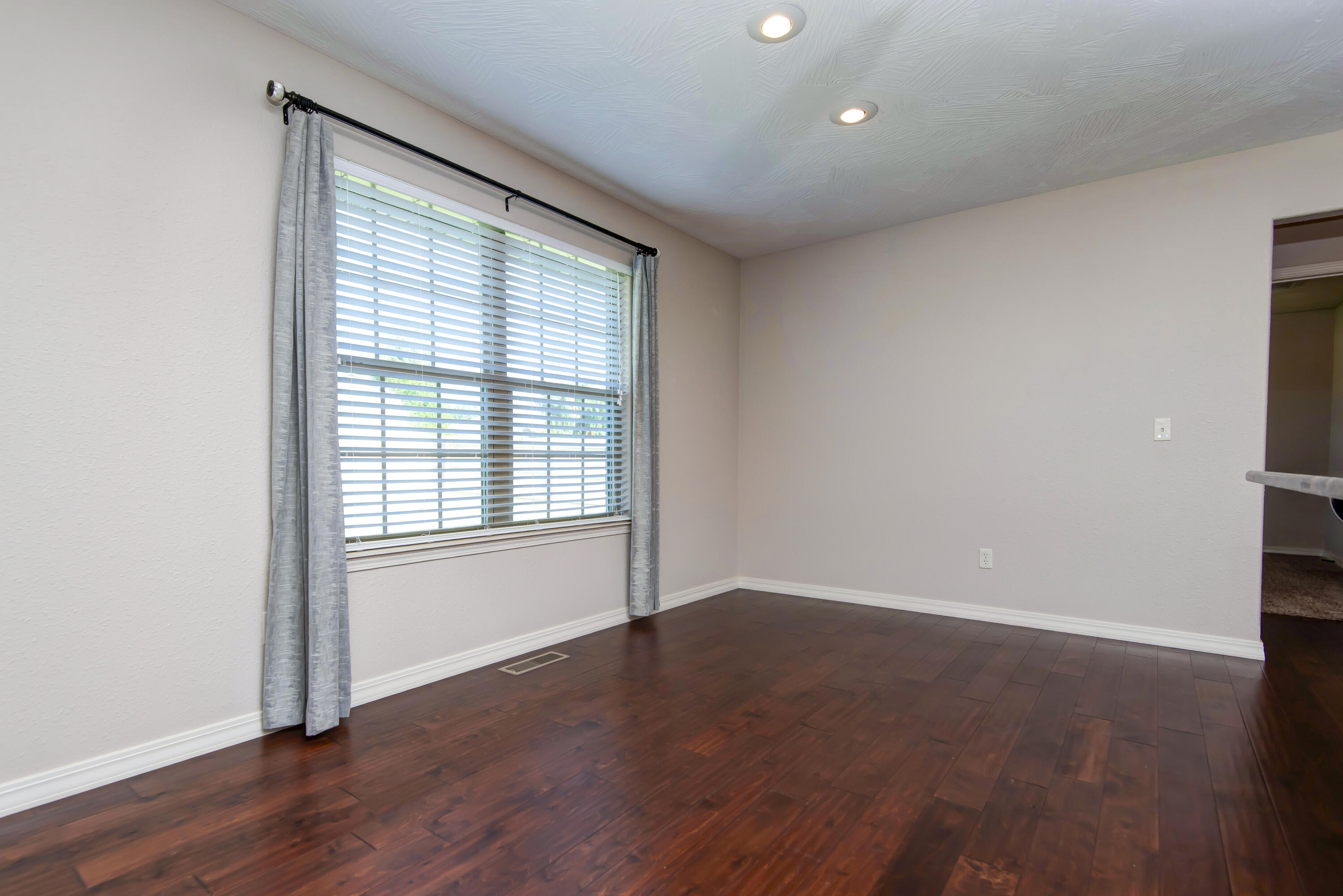 5747 South Winsor Drive Property Photo 14