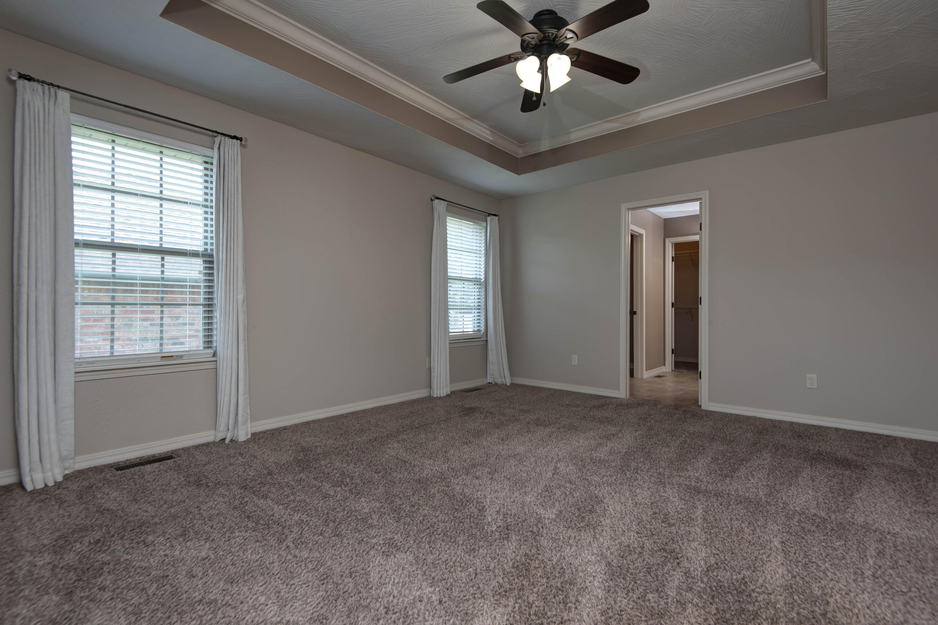 5747 South Winsor Drive Property Photo 18