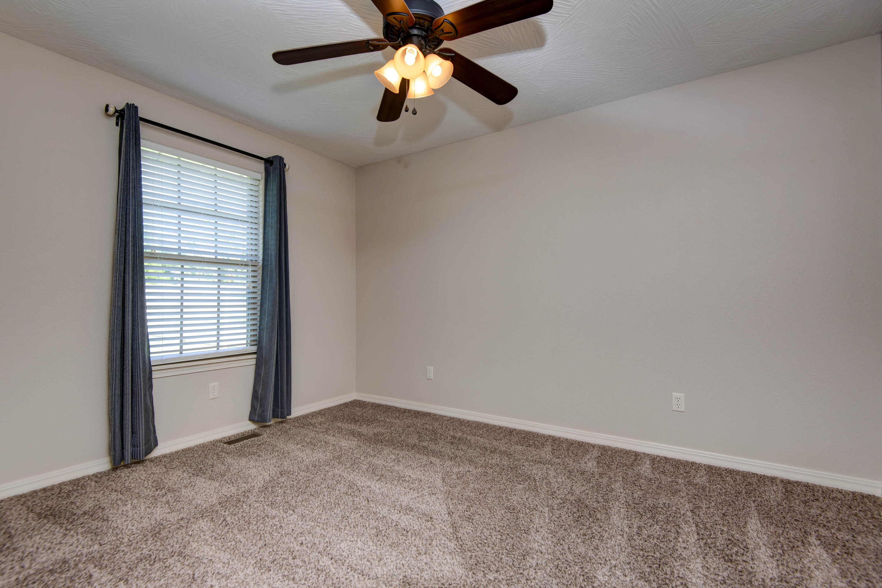 5747 South Winsor Drive Property Photo 23