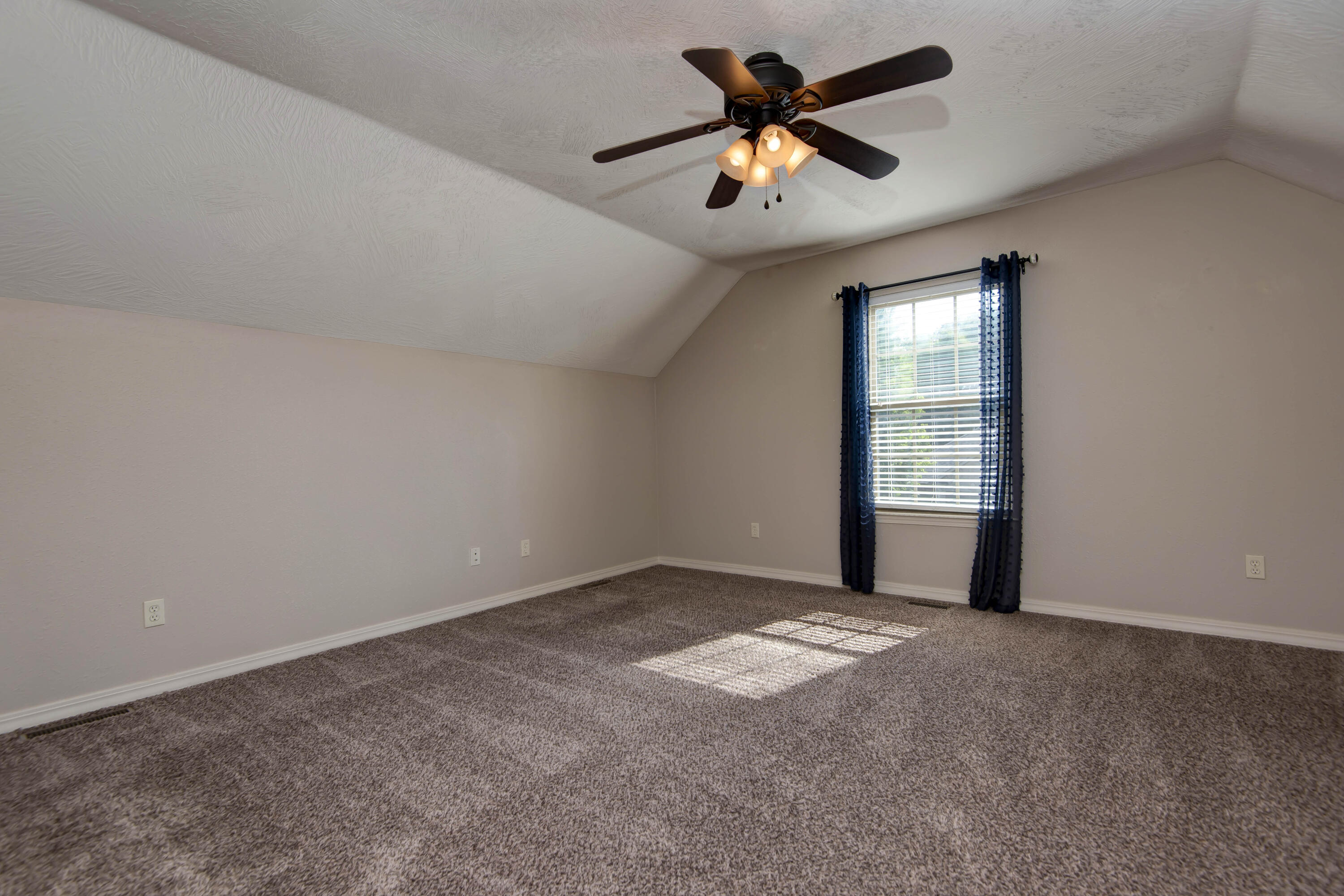 5747 South Winsor Drive Property Photo 28