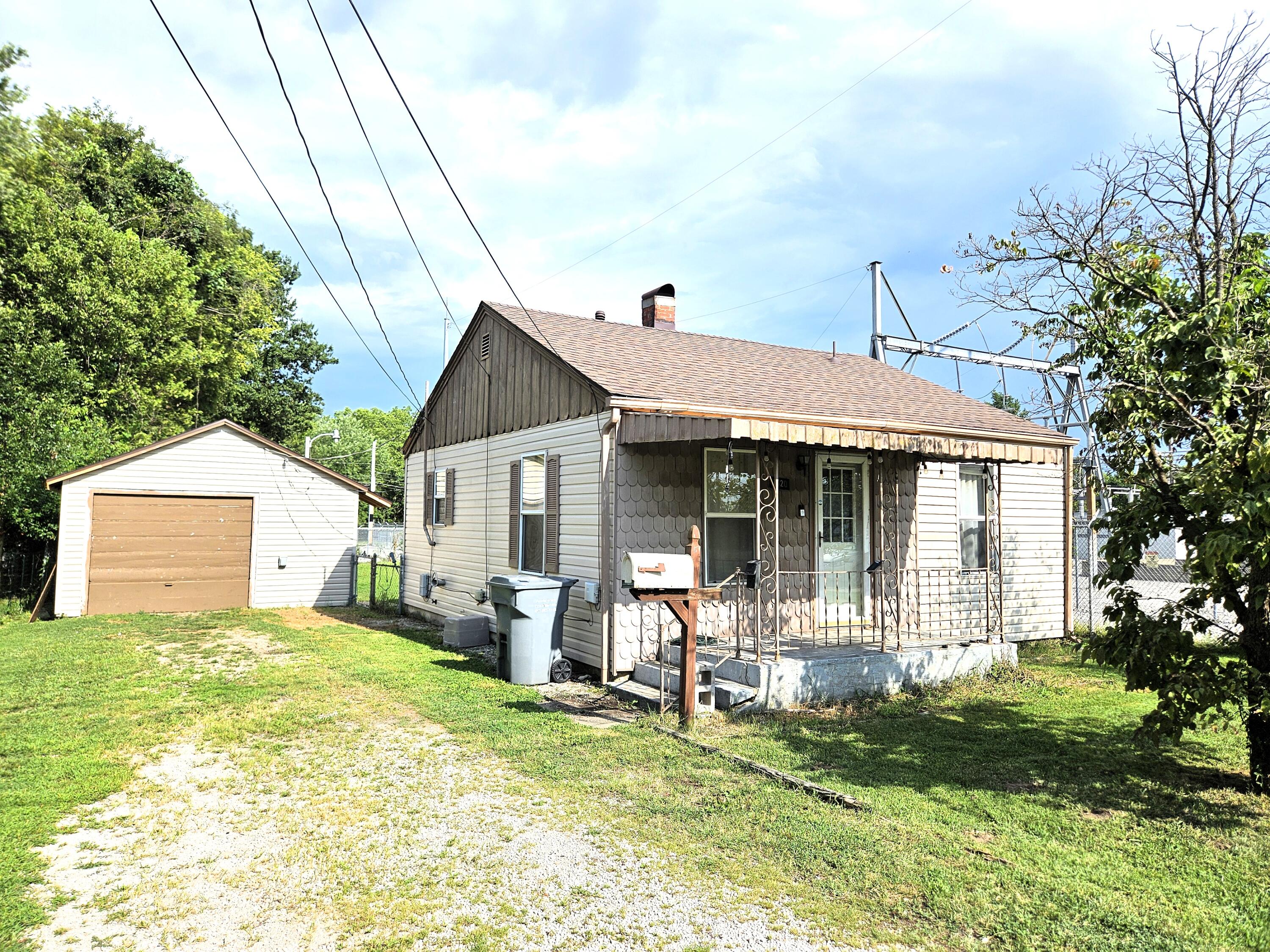 1020 North West Avenue Property Photo 3