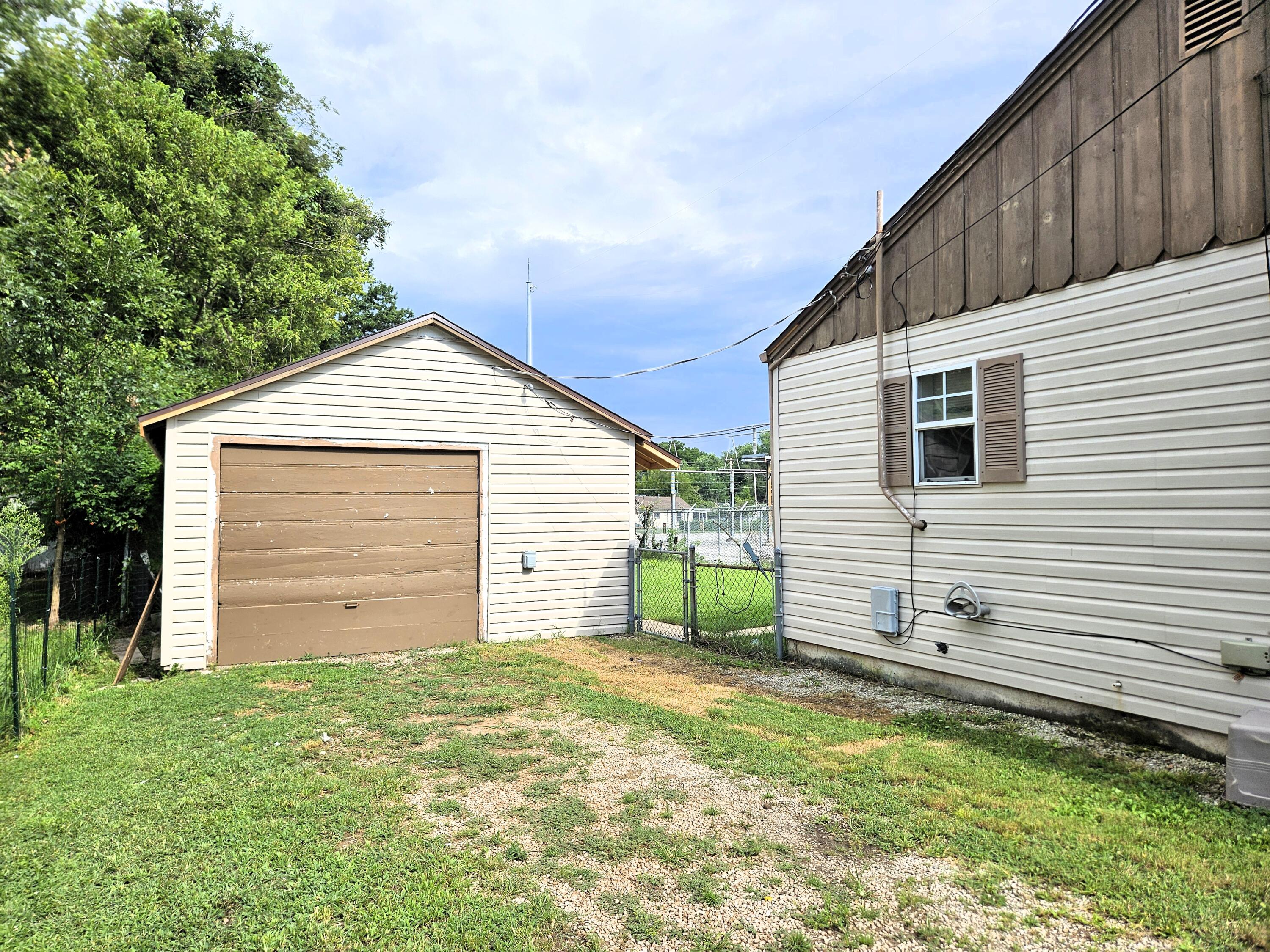 1020 North West Avenue Property Photo 4