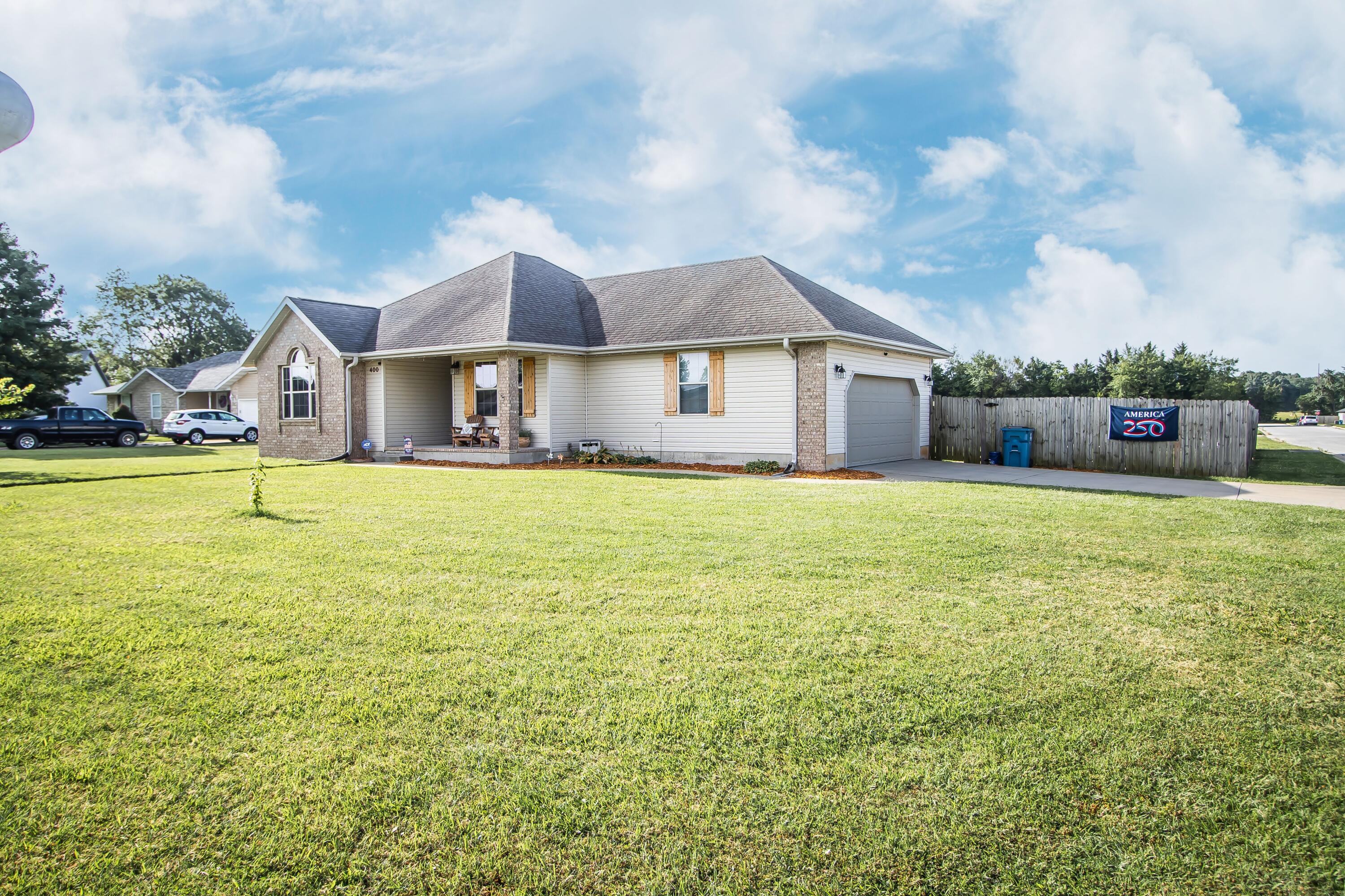 400 East Whippoorwill Drive Property Photo 4
