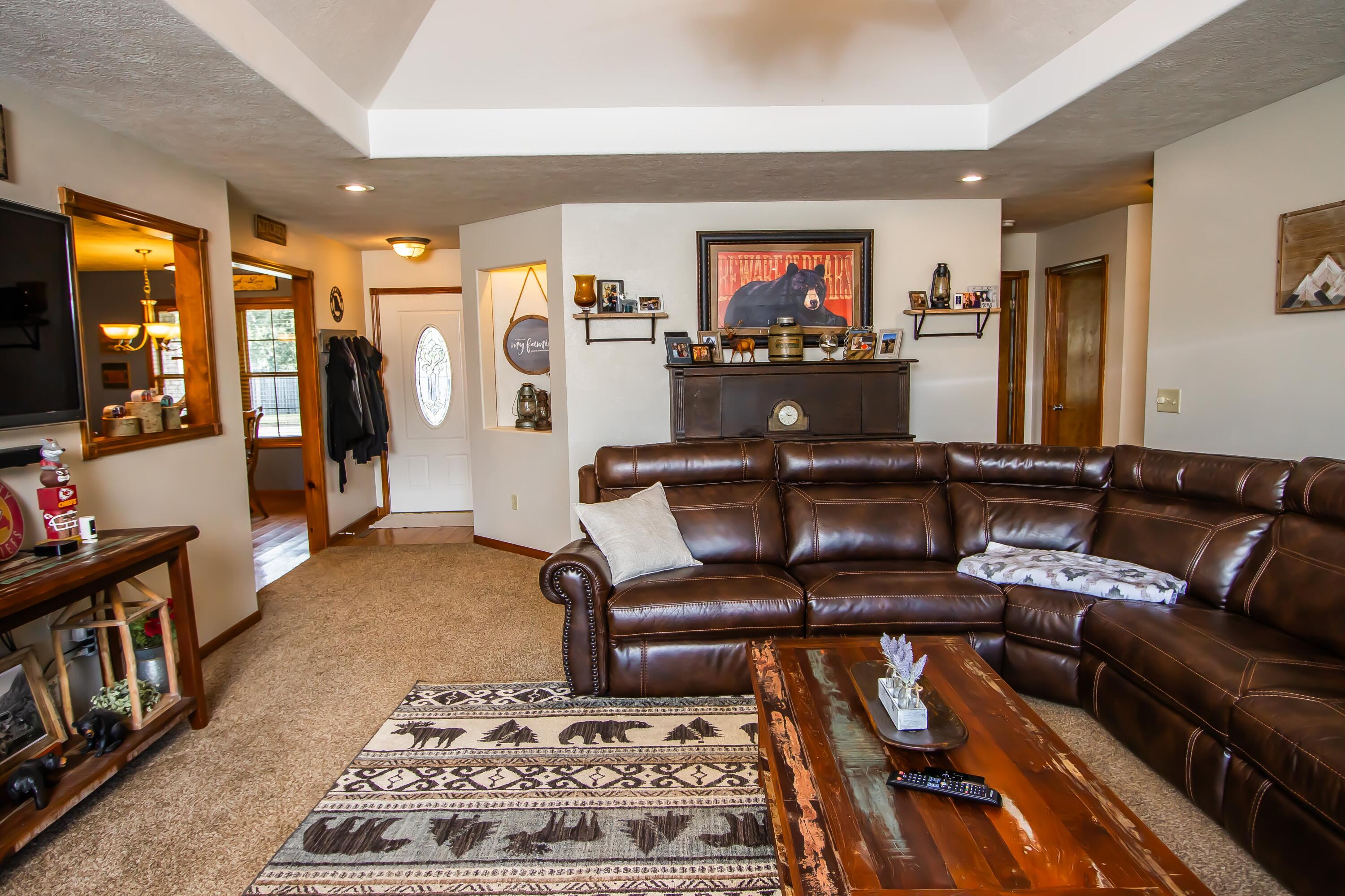400 East Whippoorwill Drive Property Photo 6