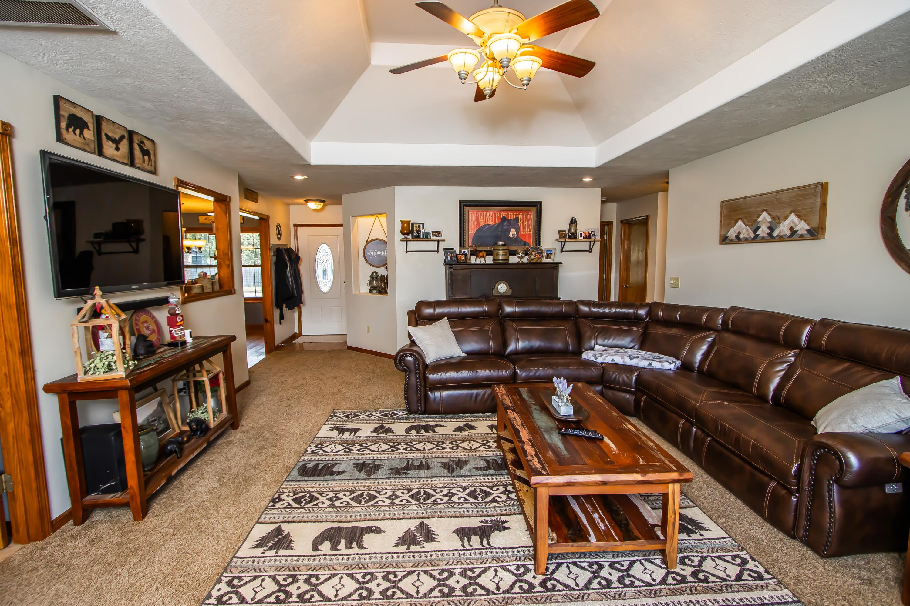 400 East Whippoorwill Drive Property Photo 8