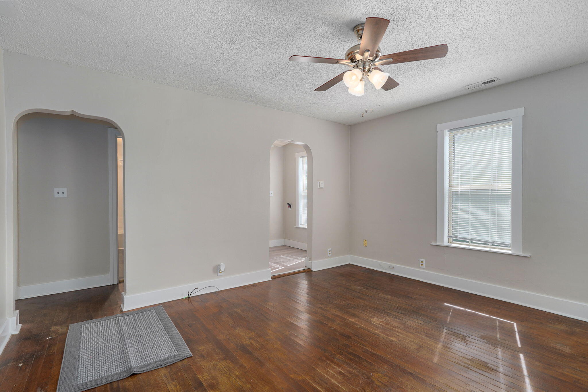 908 West Della Street Property Photo 5