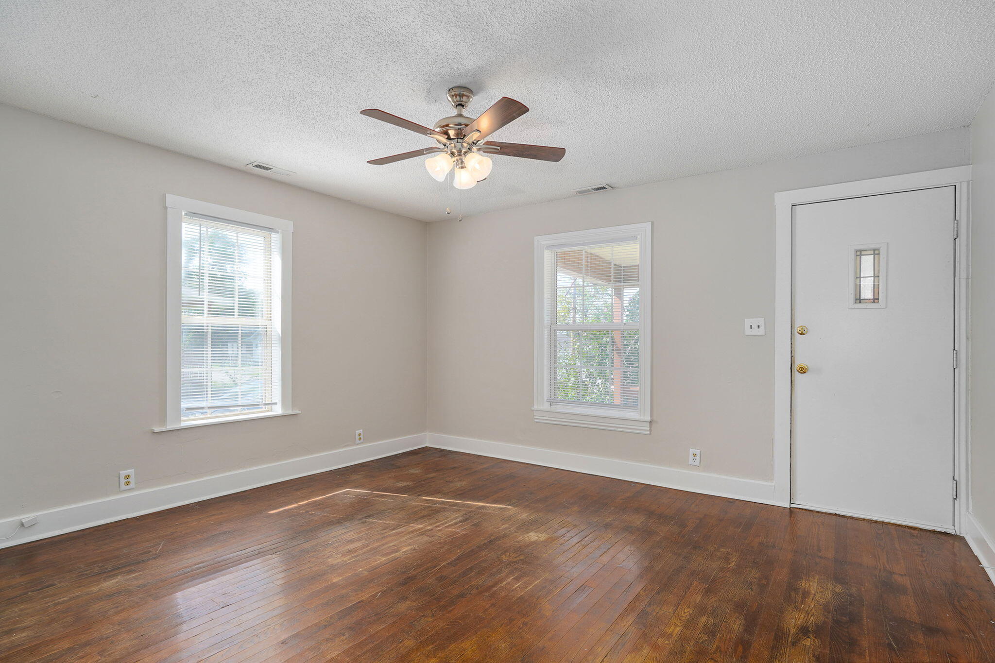 908 West Della Street Property Photo 6