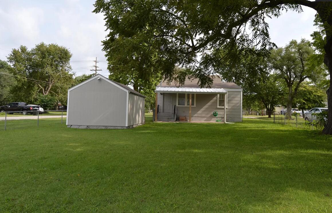 1045 North Dickerson Avenue Property Photo 3