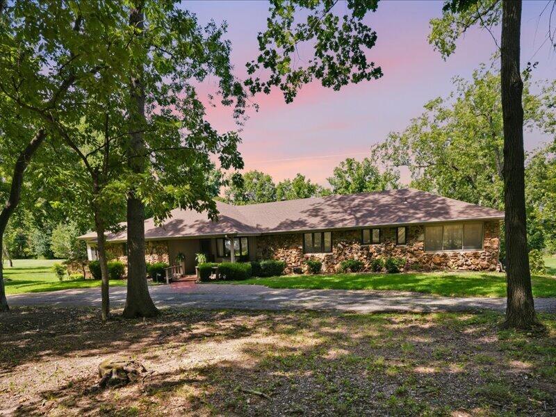 3003 West Sharon Drive Property Photo 2