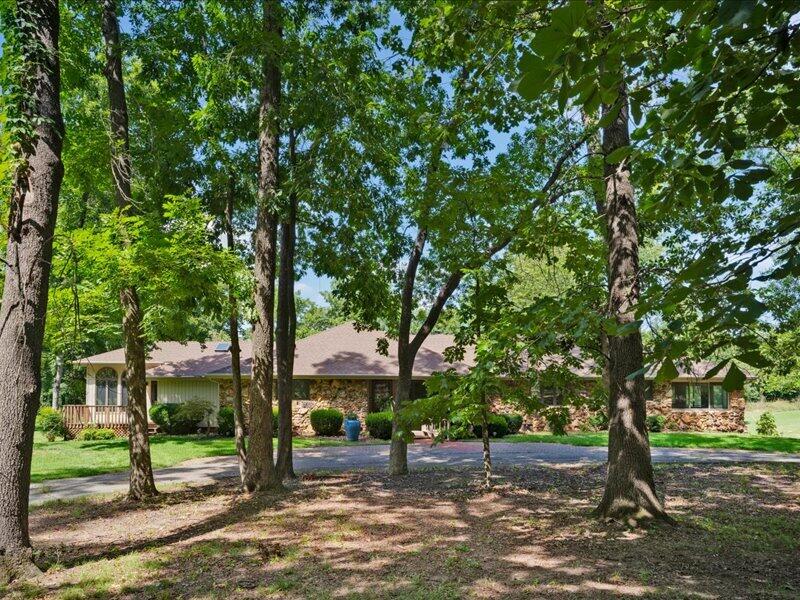 3003 West Sharon Drive Property Photo 3