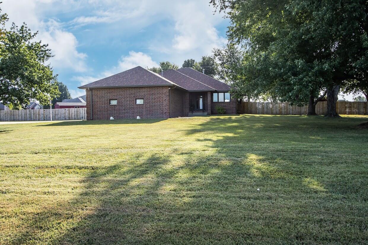 1002 South Hunt Road Property Photo 1