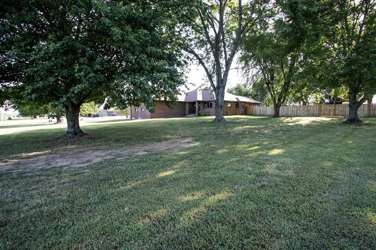 1002 South Hunt Road Property Photo 3