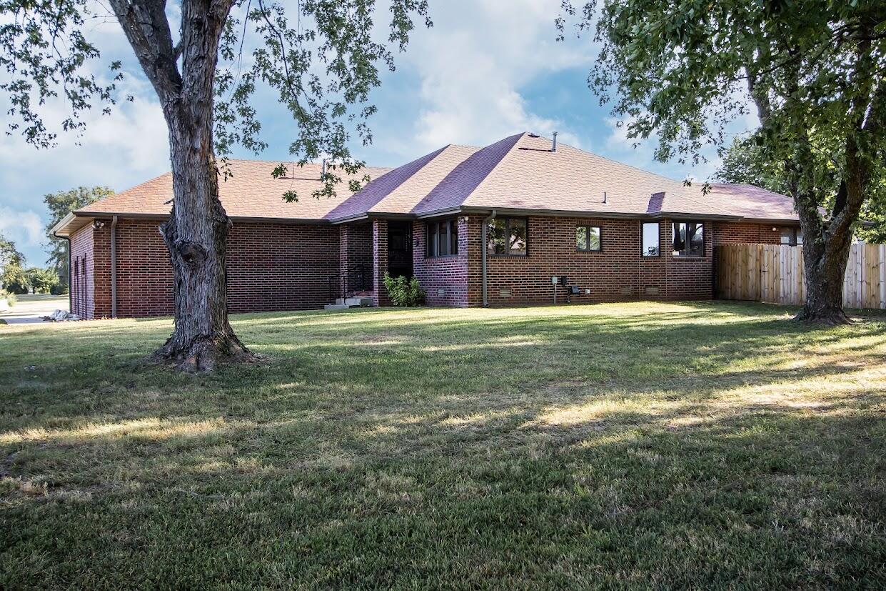 1002 South Hunt Road Property Photo 4