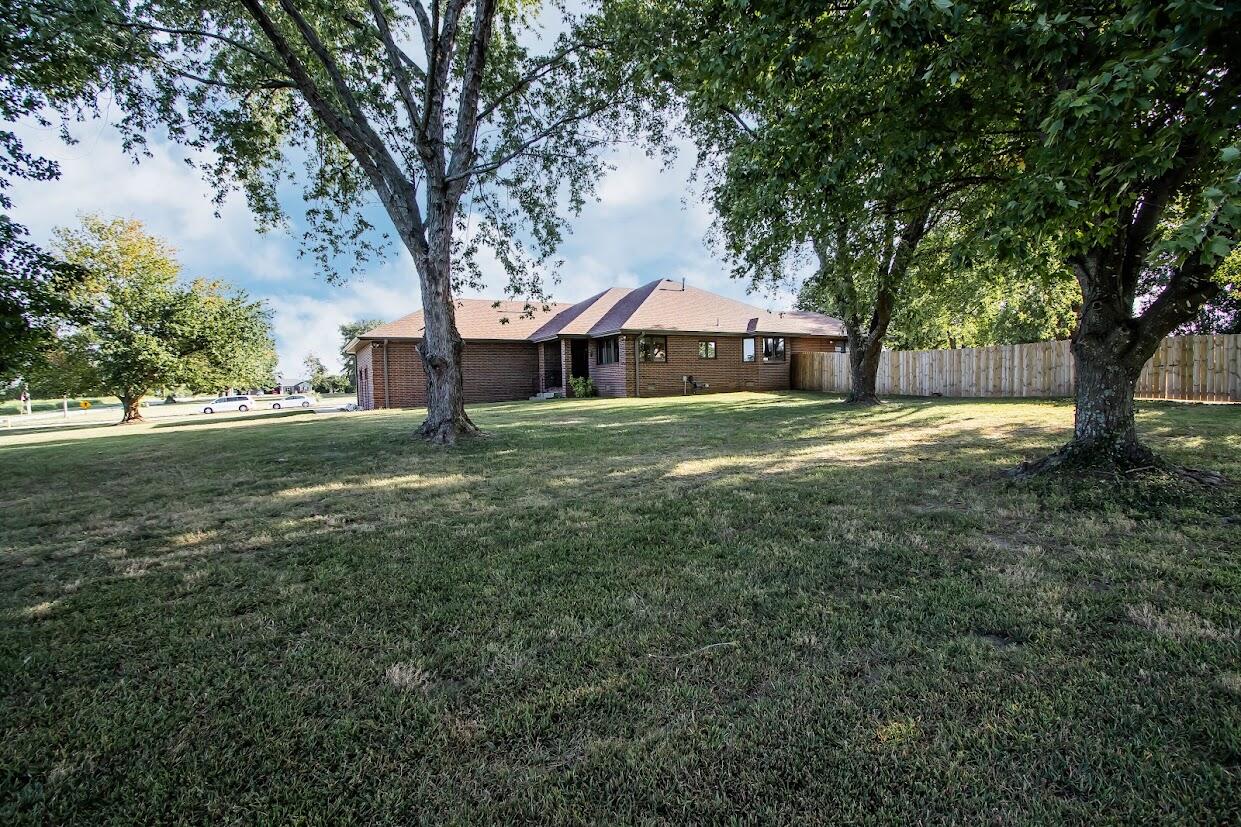 1002 South Hunt Road Property Photo 5