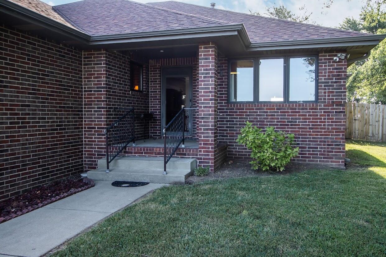 1002 South Hunt Road Property Photo 6