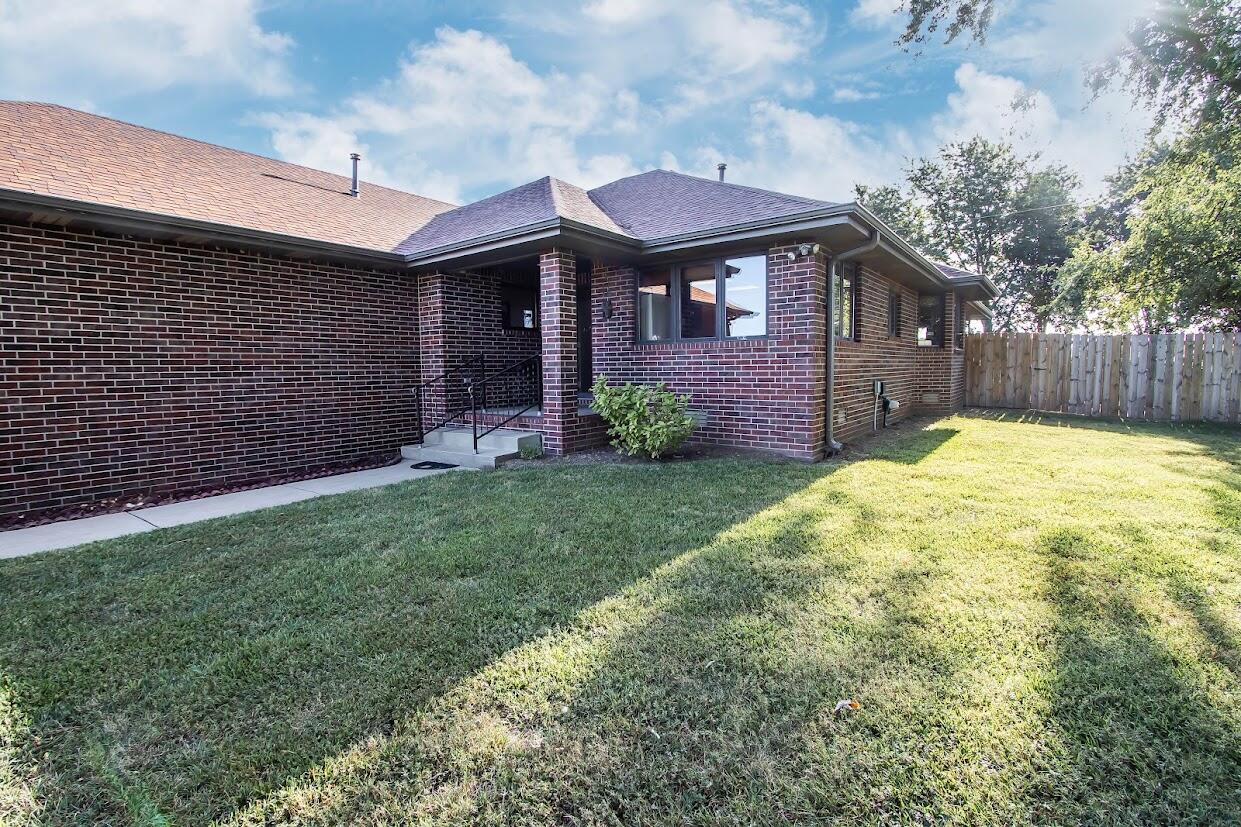 1002 South Hunt Road Property Photo 7