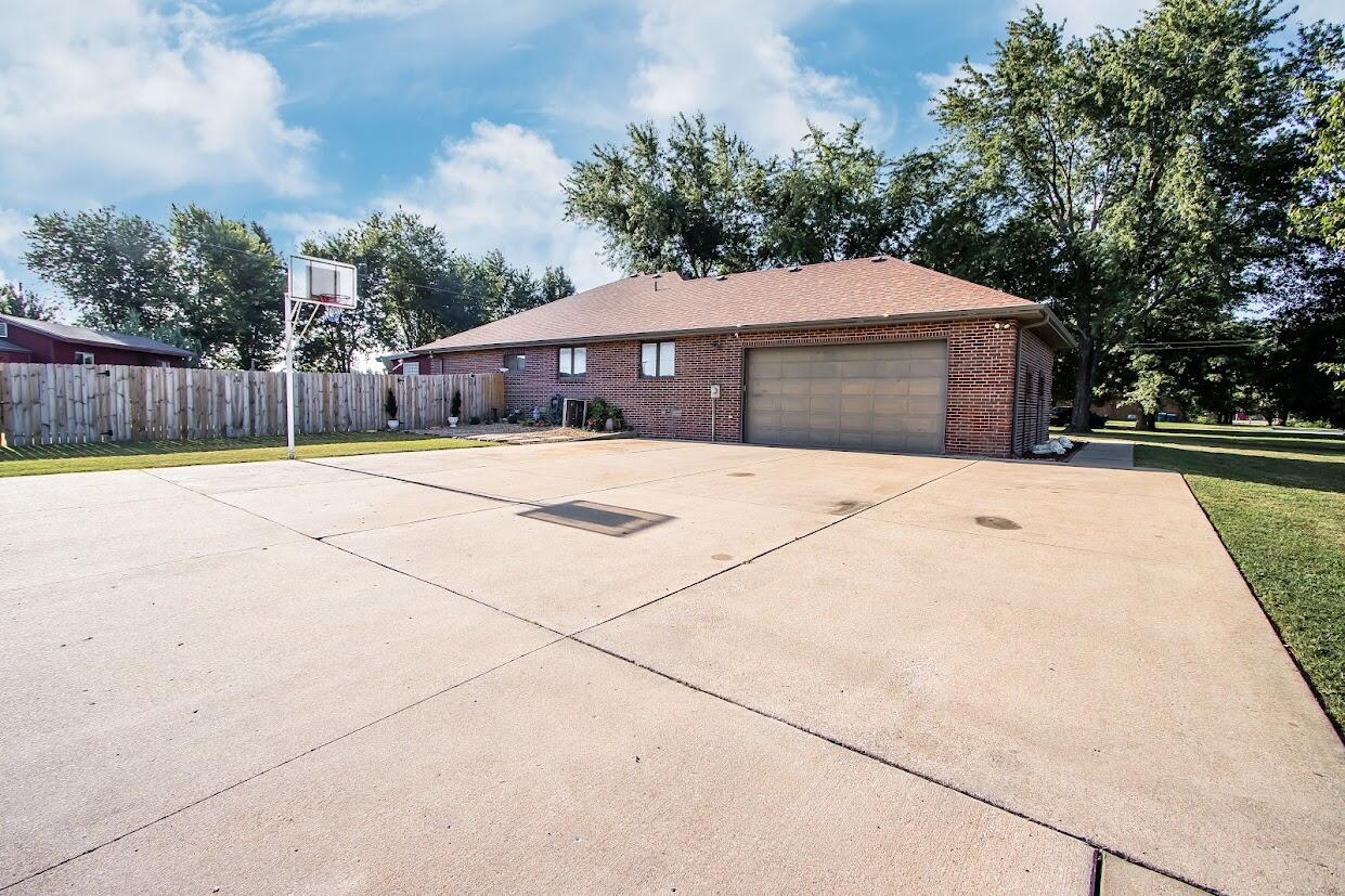 1002 South Hunt Road Property Photo 8