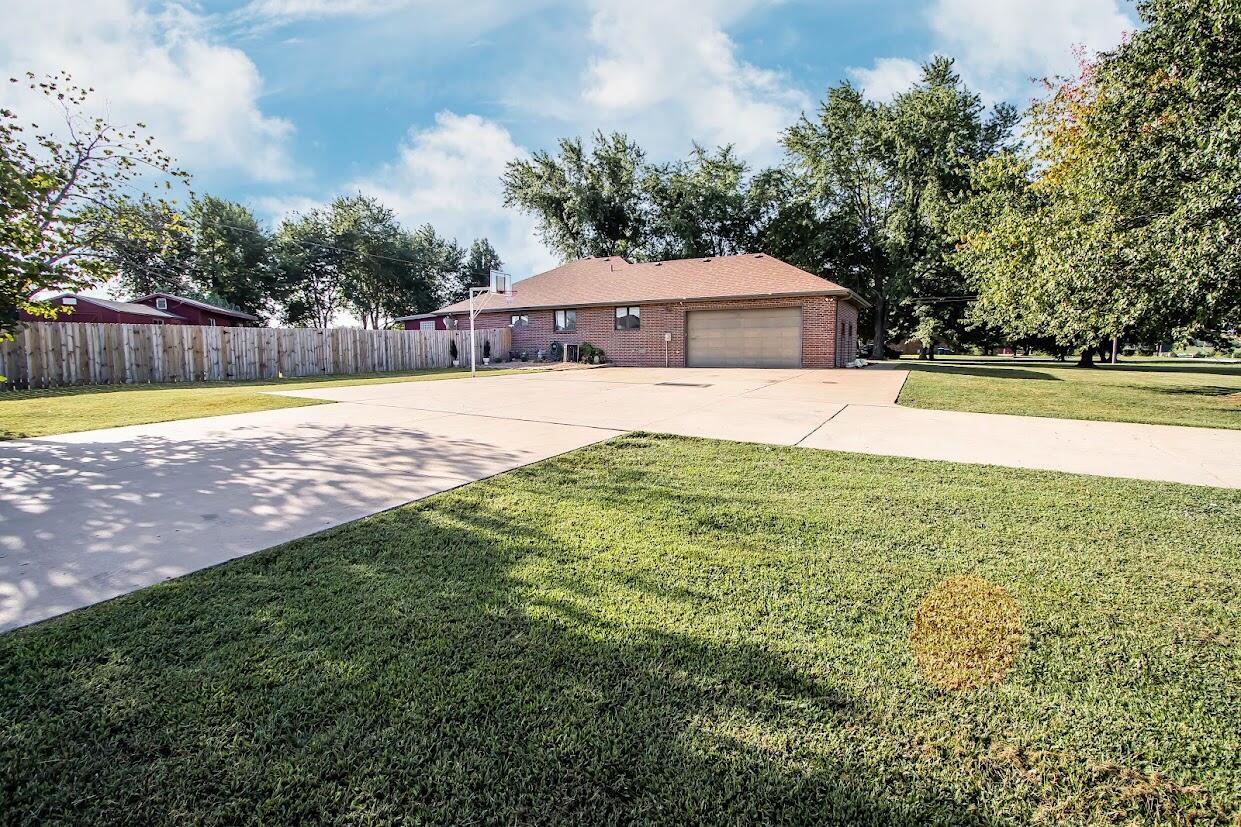 1002 South Hunt Road Property Photo 9