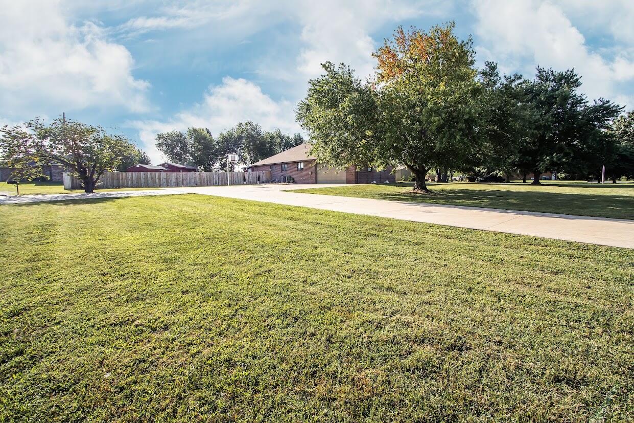 1002 South Hunt Road Property Photo 10
