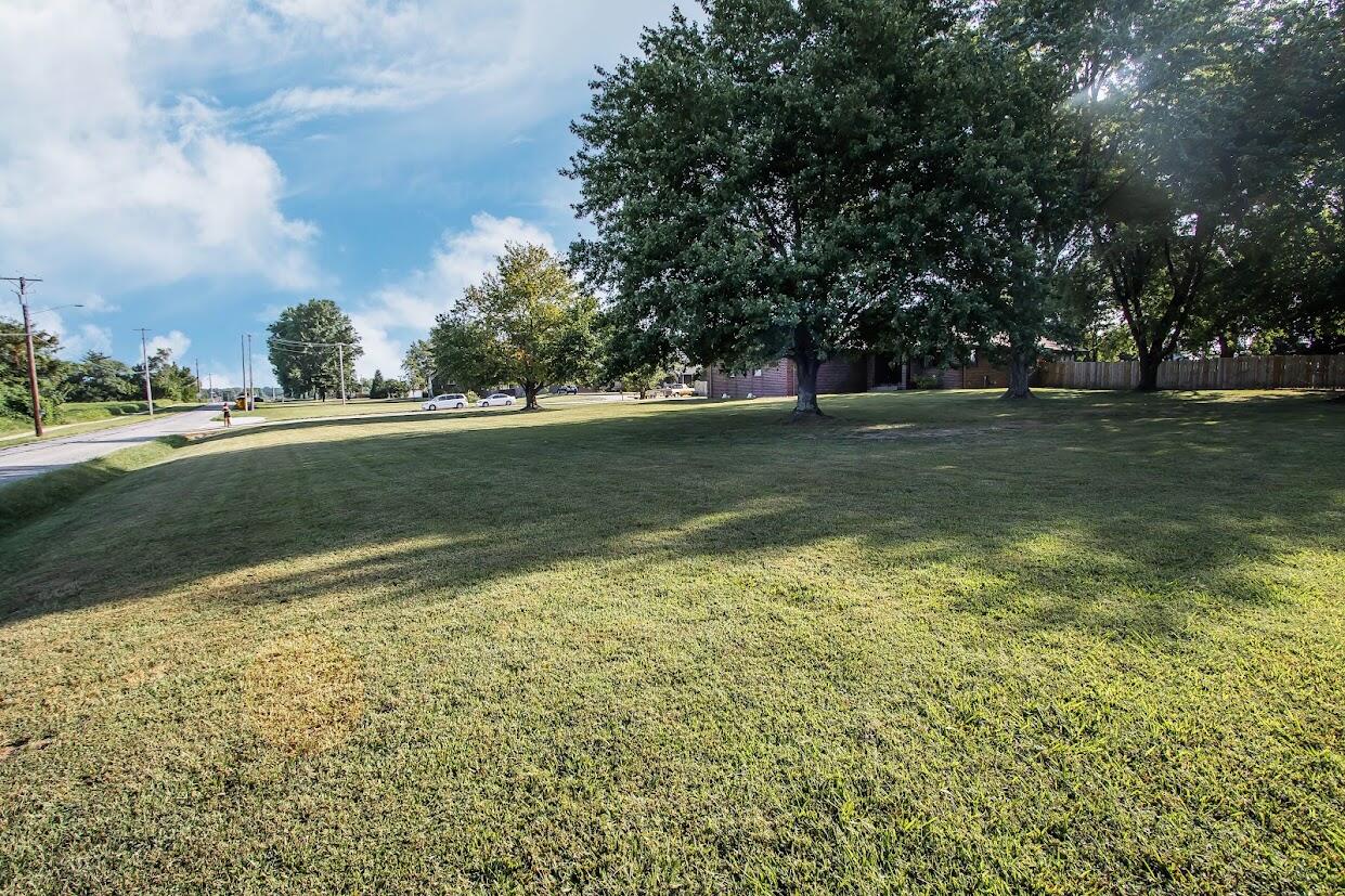 1002 South Hunt Road Property Photo 11