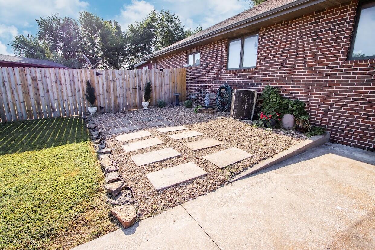 1002 South Hunt Road Property Photo 12
