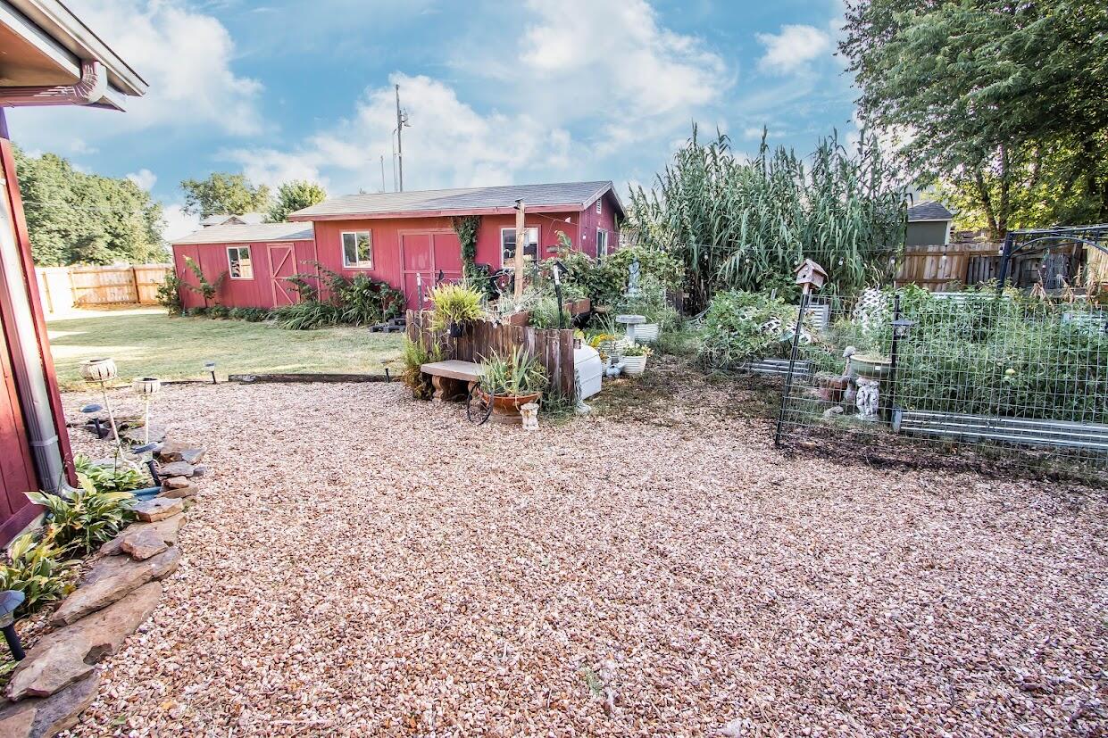 1002 South Hunt Road Property Photo 13