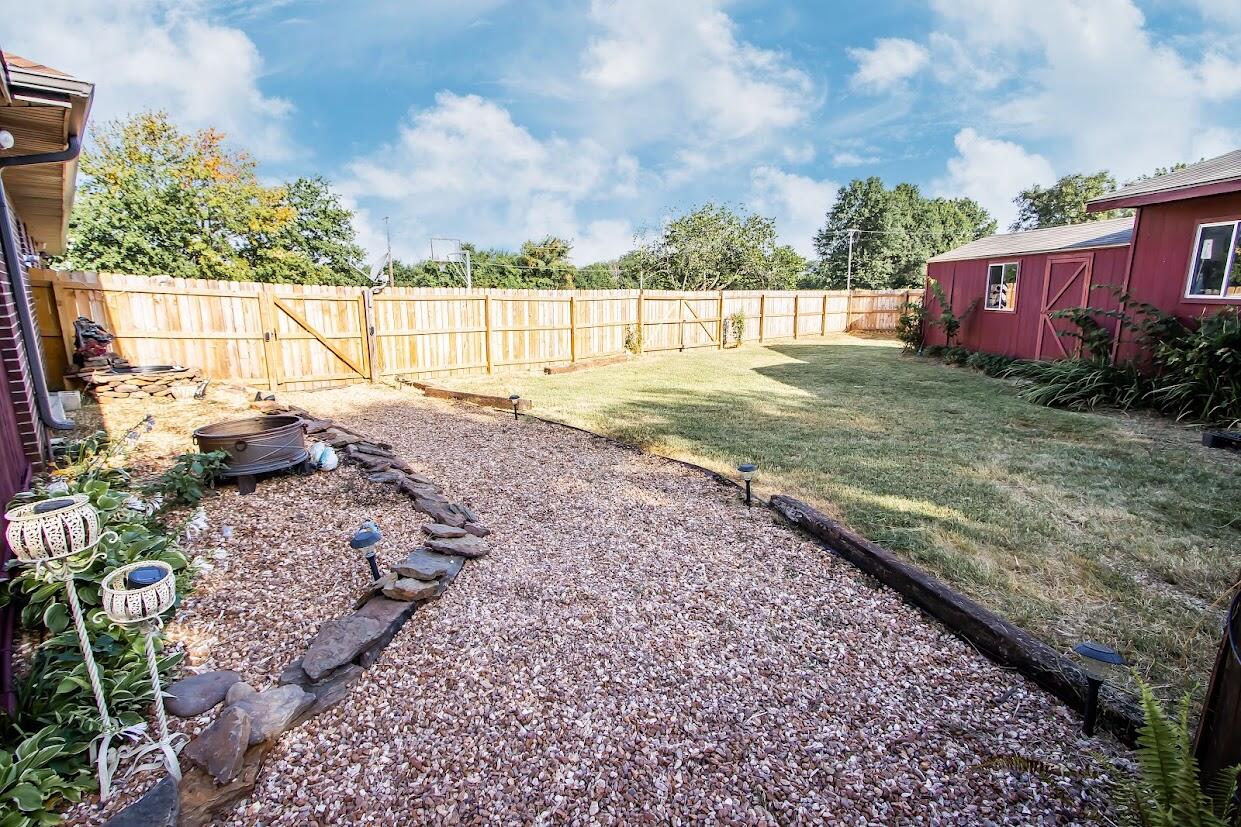 1002 South Hunt Road Property Photo 15
