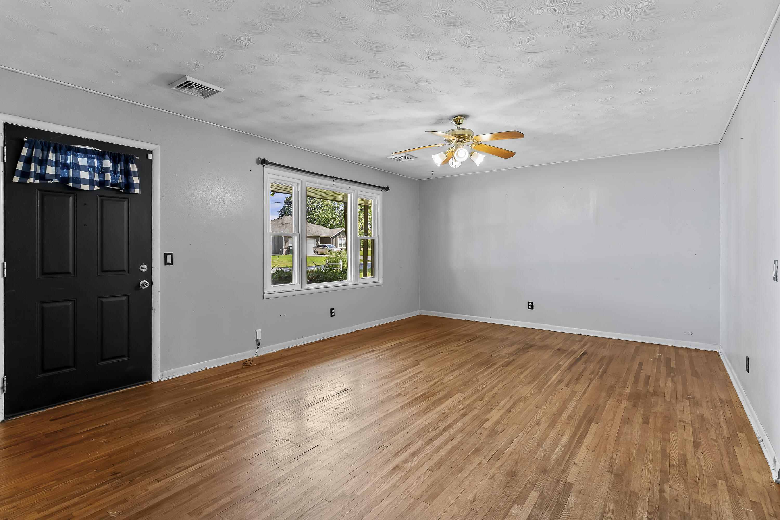 1013 North Albany Avenue Property Photo 6