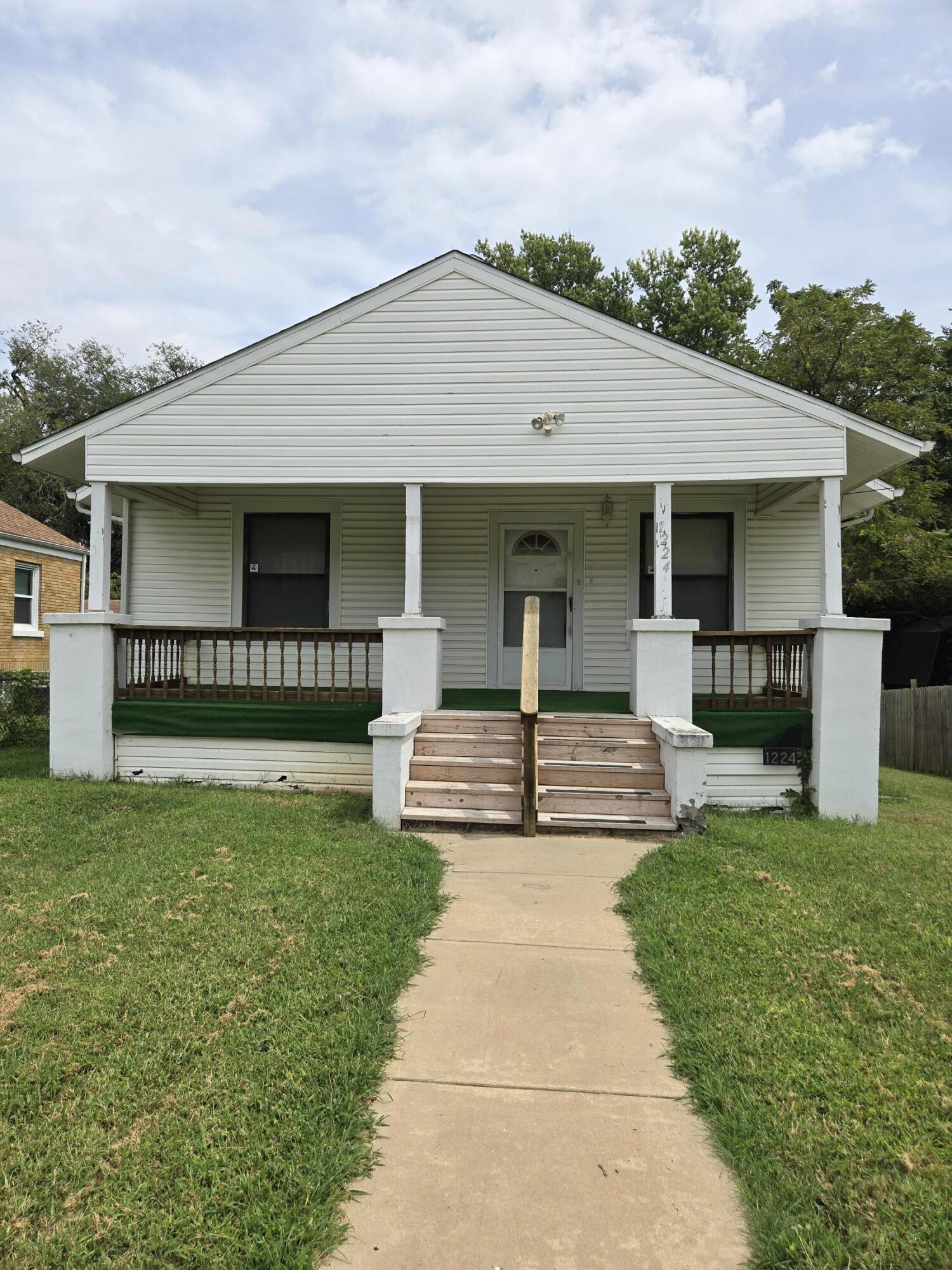 1224 North Broadway Avenue Property Photo 1