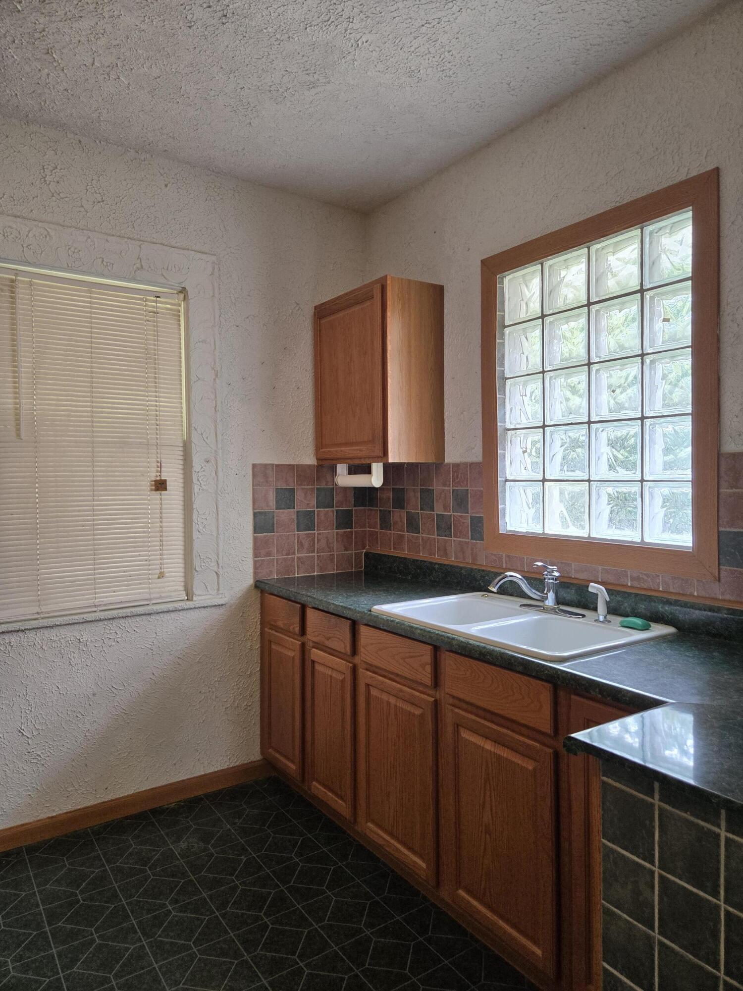1224 North Broadway Avenue Property Photo 9