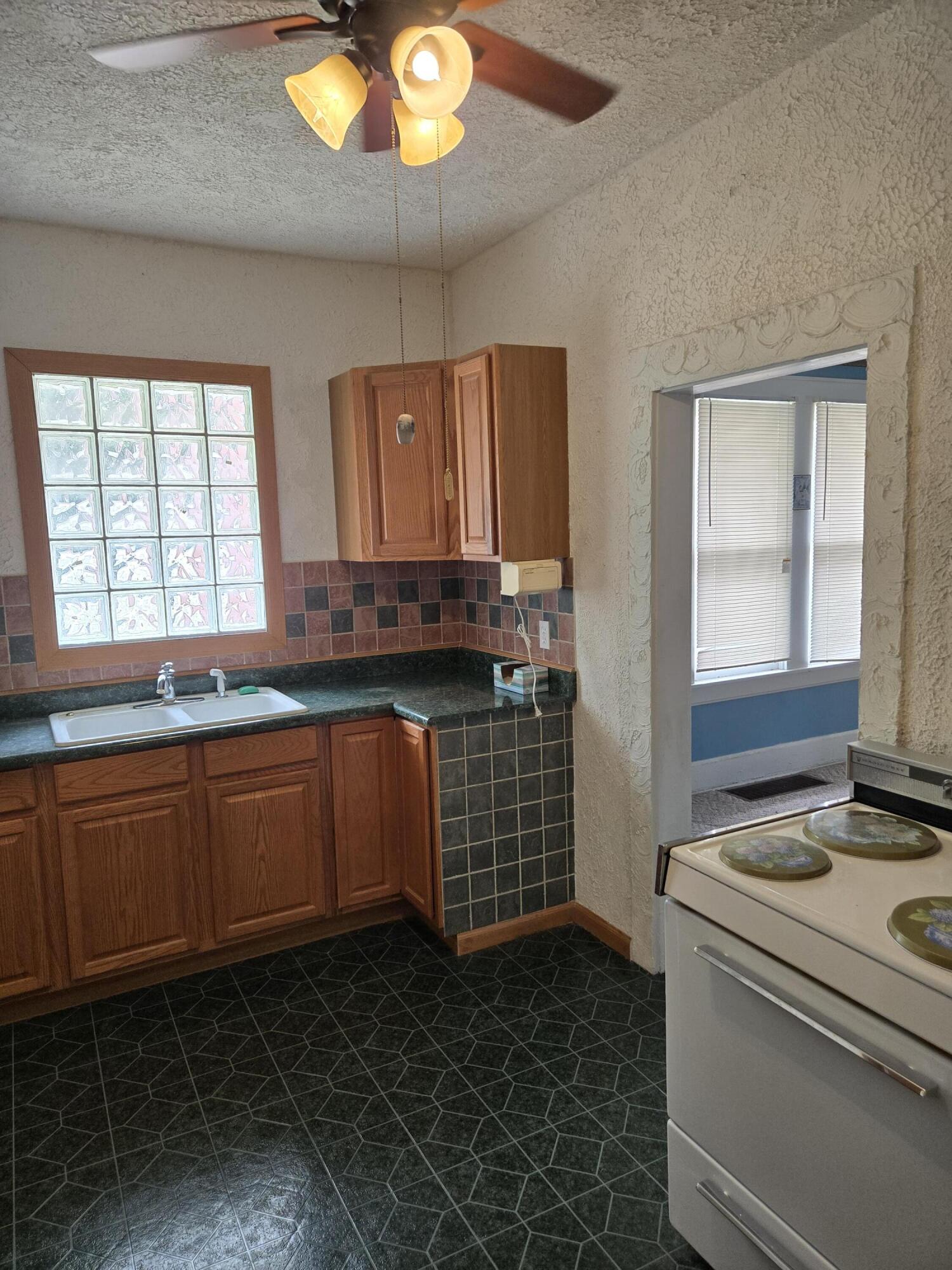 1224 North Broadway Avenue Property Photo 10