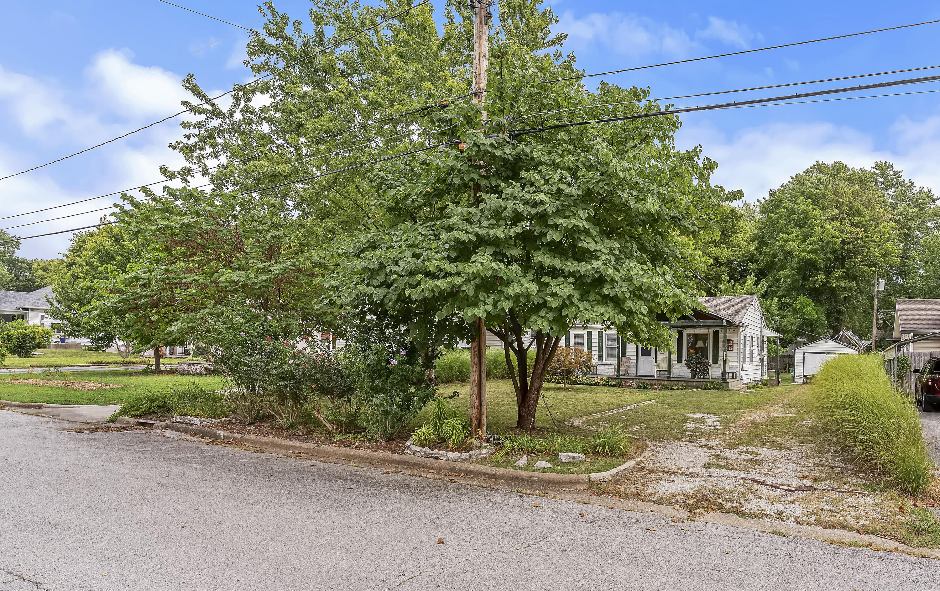 902 South Rogers Avenue Property Photo 3