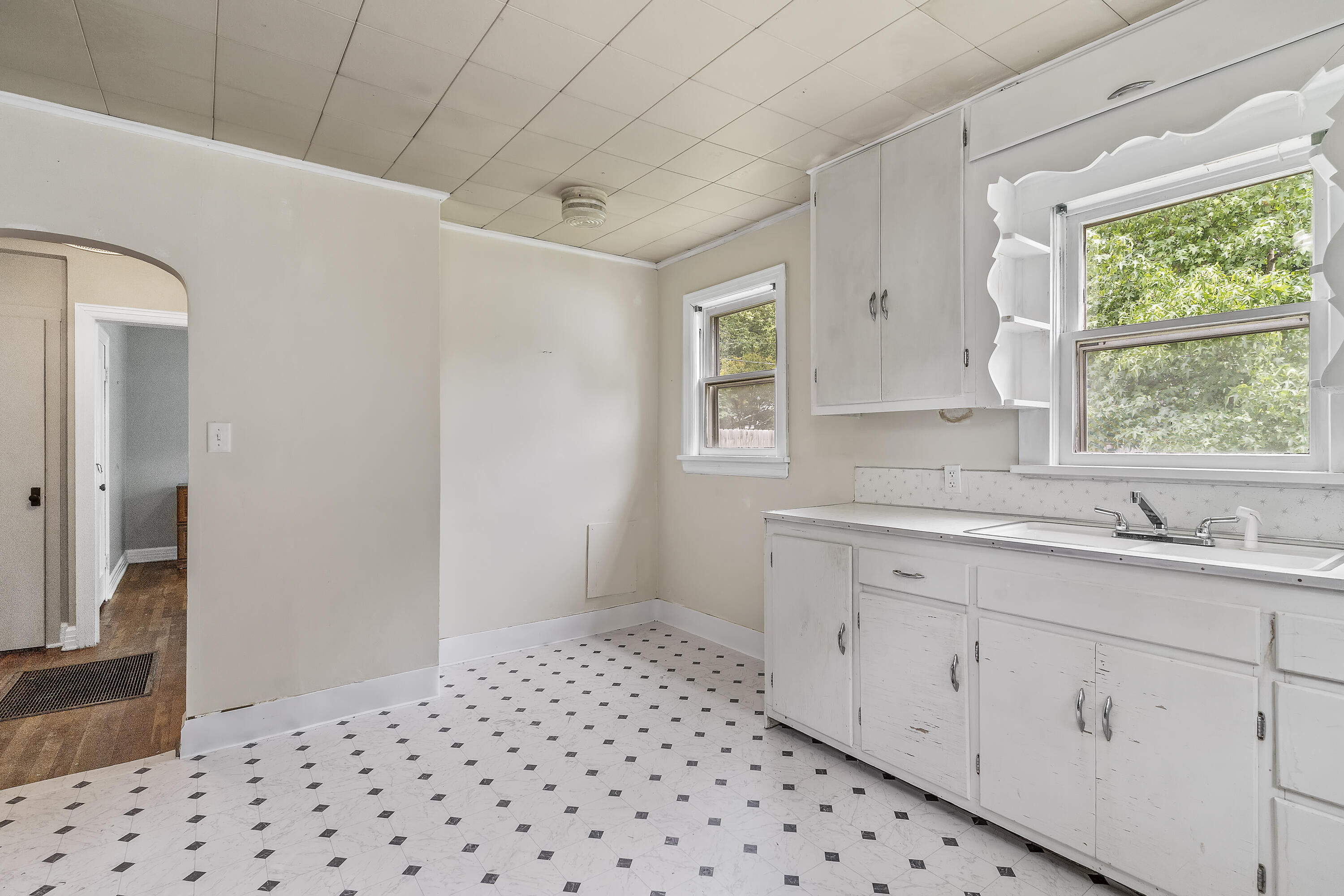 902 South Rogers Avenue Property Photo 12