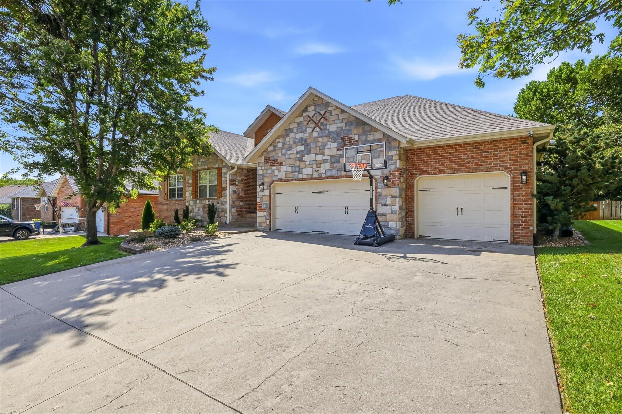 848 East Country Ridge Street Property Photo 2