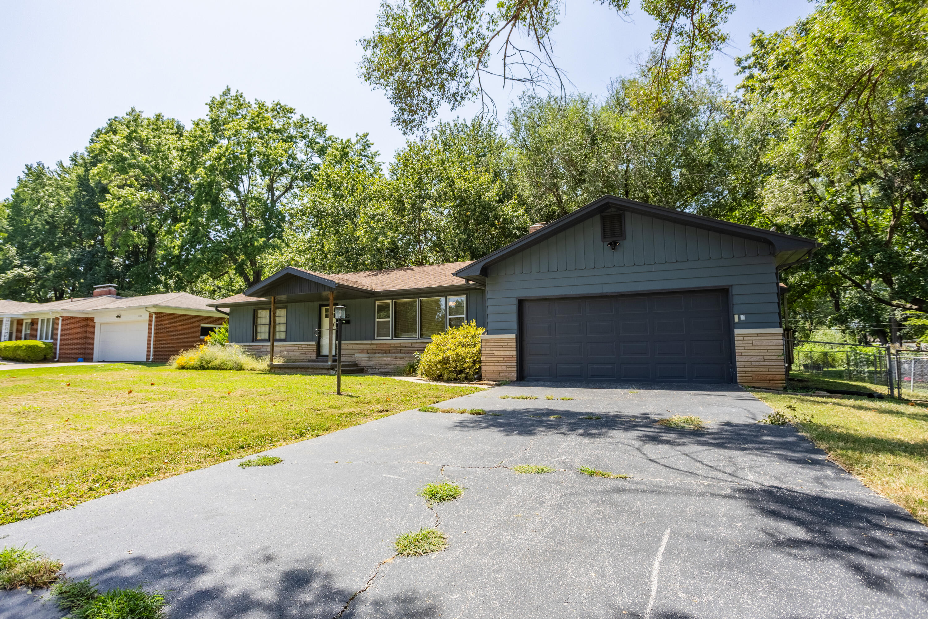 2123 South Prairie Lane Property Photo 1