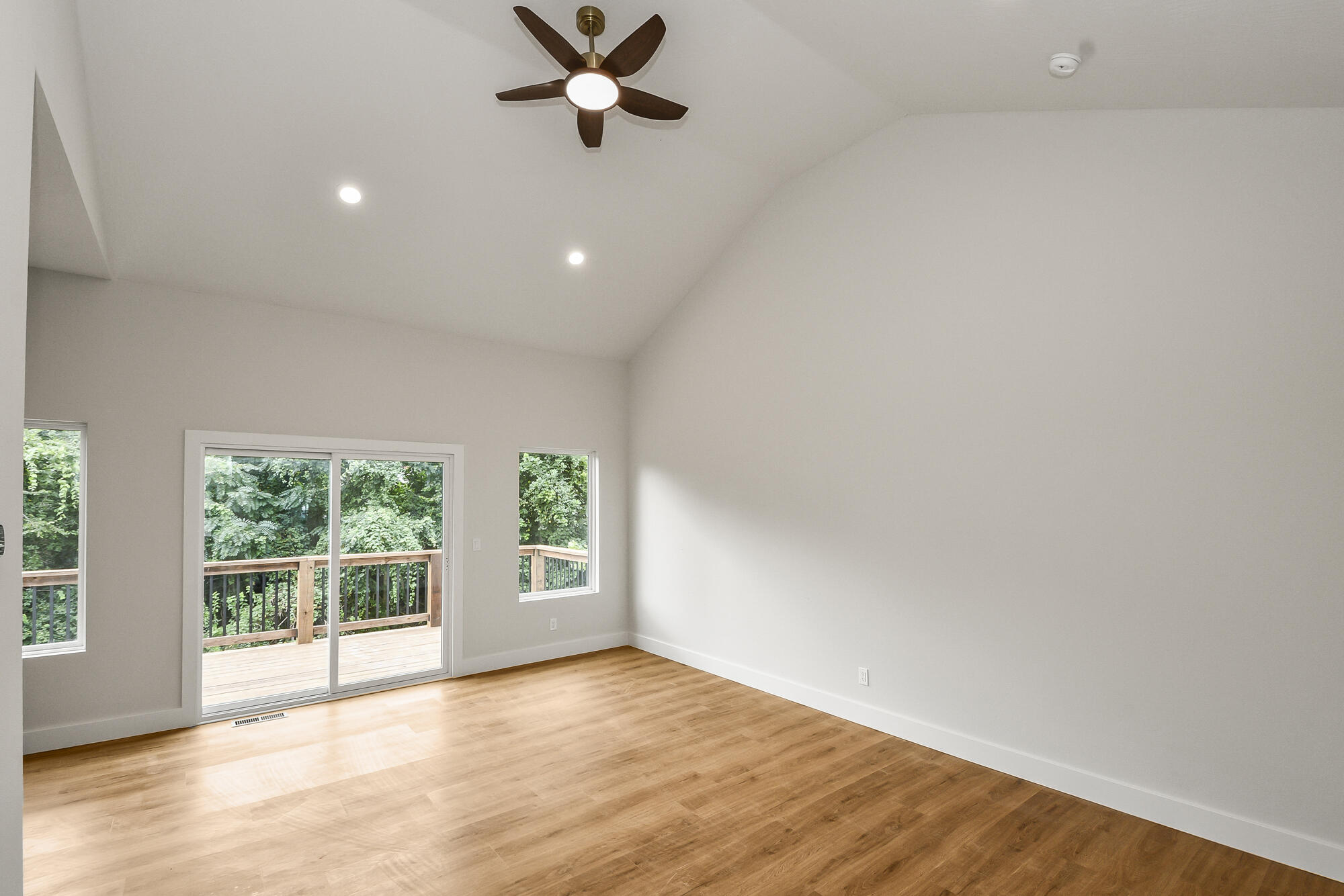 606 East Oak Leaf Court Property Photo 8