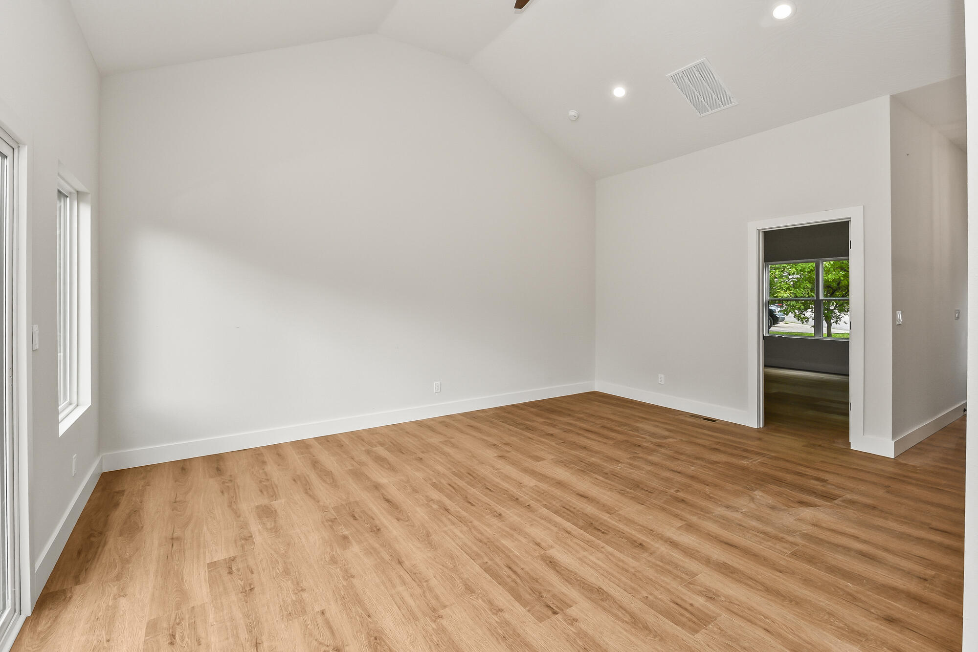 606 East Oak Leaf Court Property Photo 9
