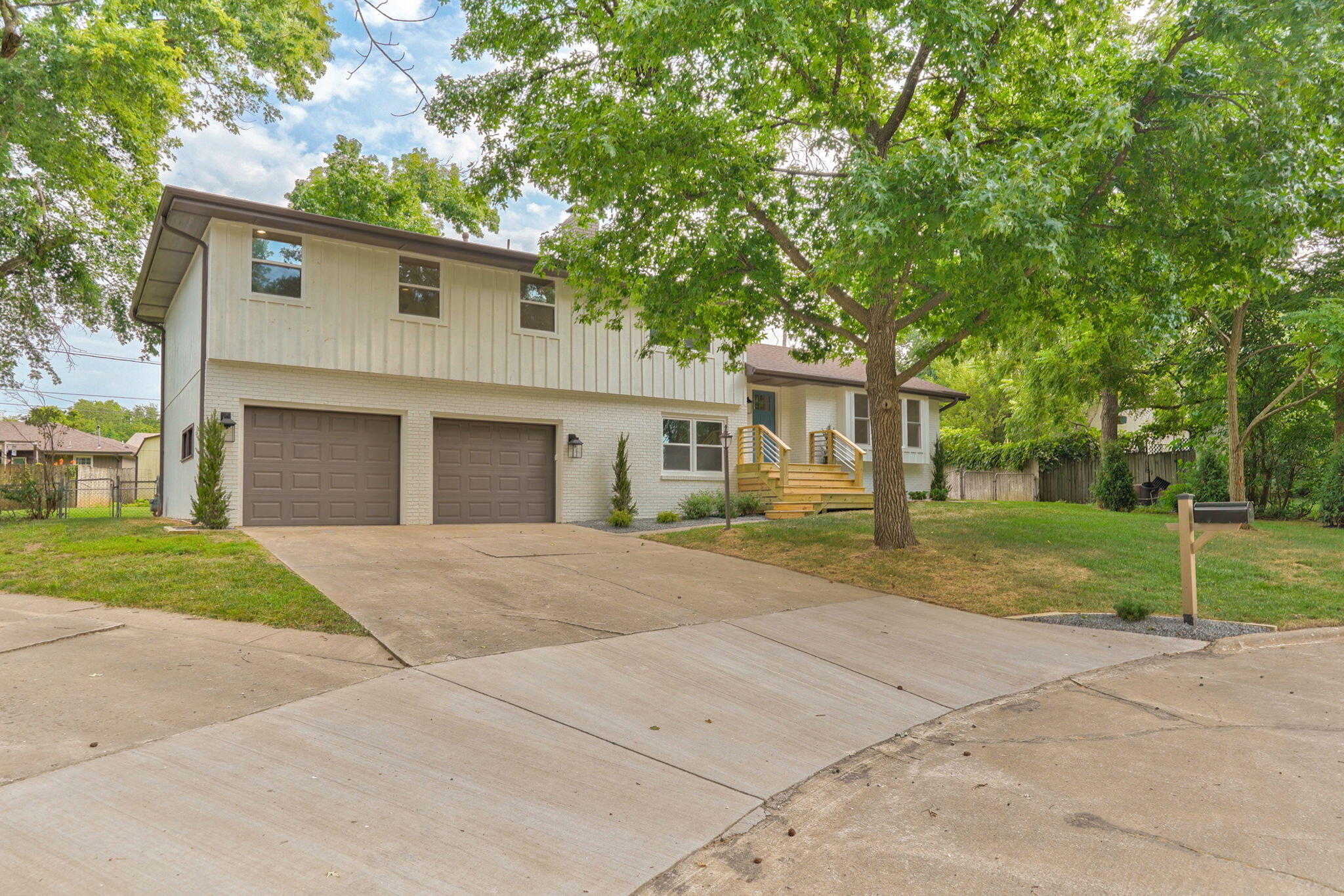 713 East Meadowlark Circle Property Photo 3