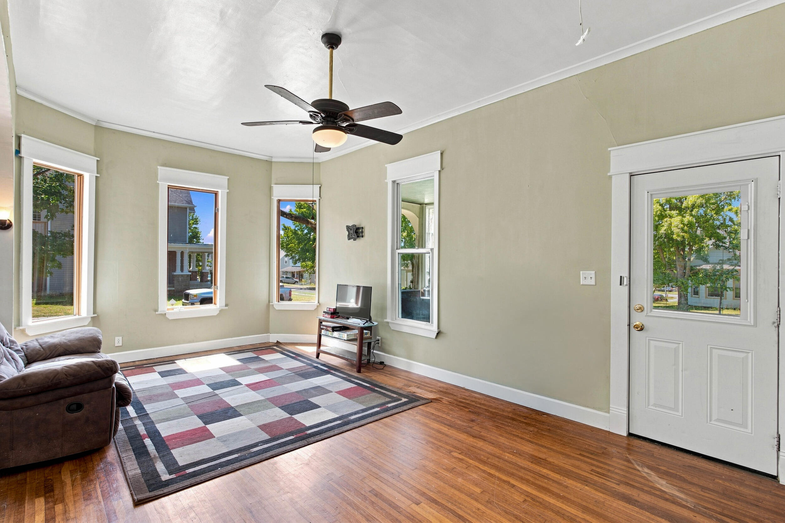 401 2nd Street Property Photo 4