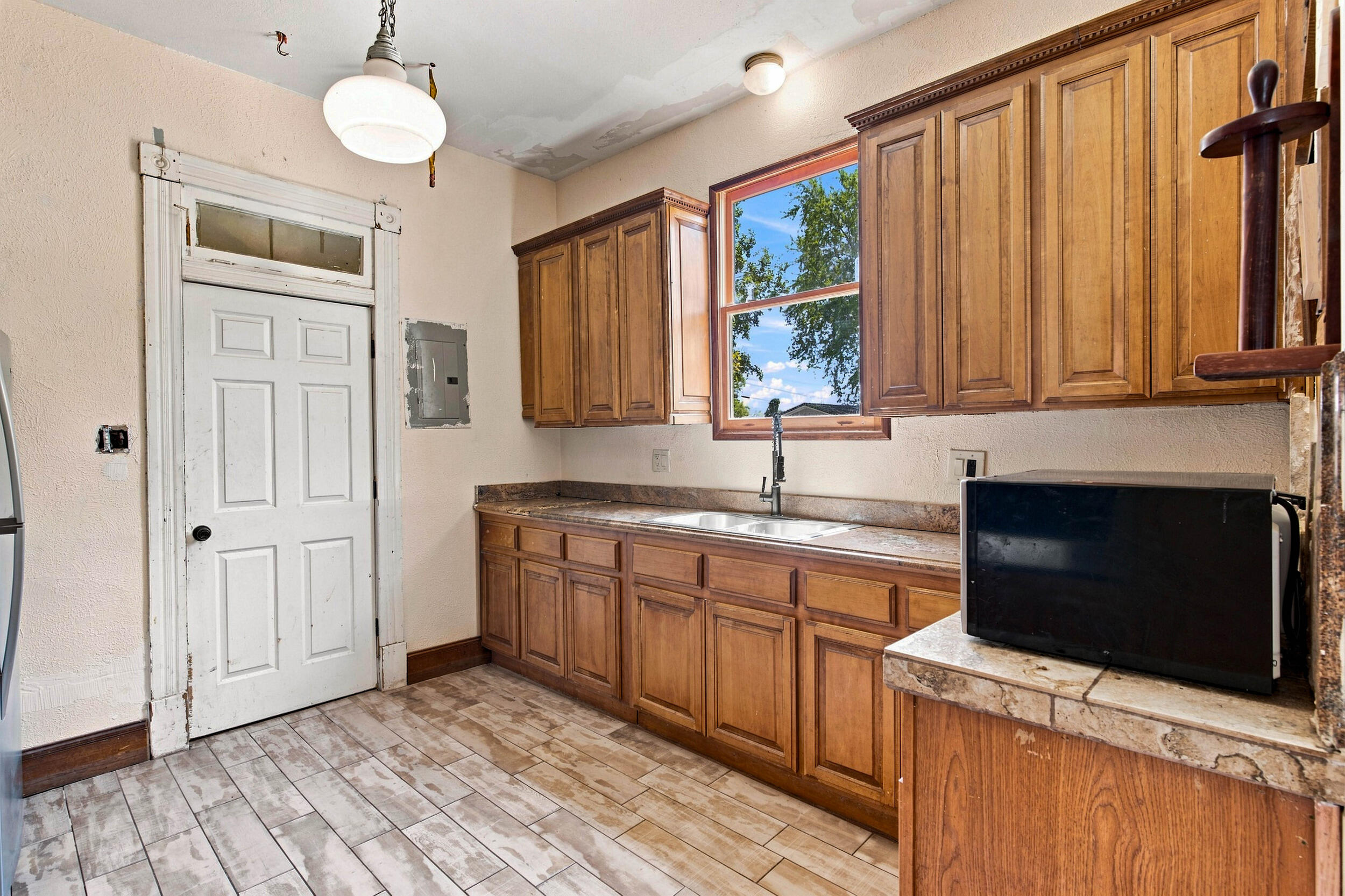401 2nd Street Property Photo 10