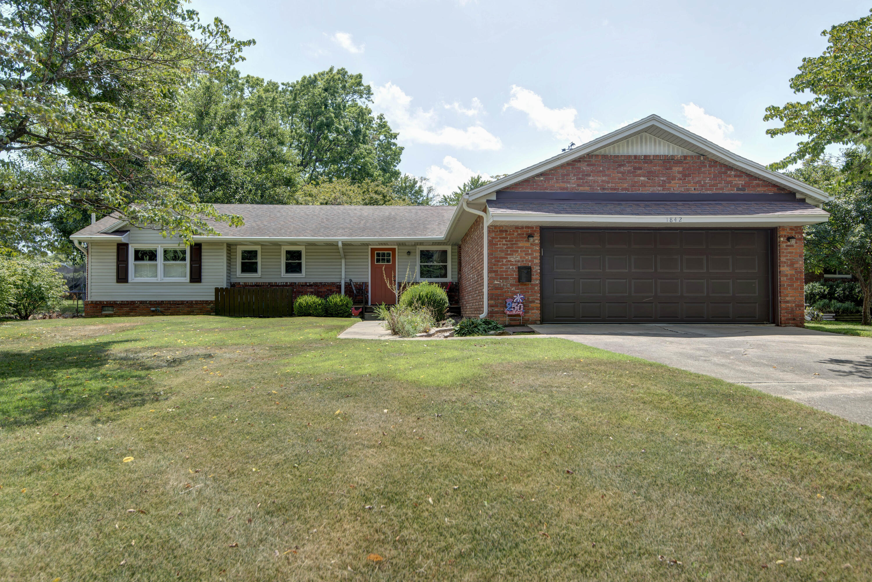 1842 East Sunset Drive Property Photo 1