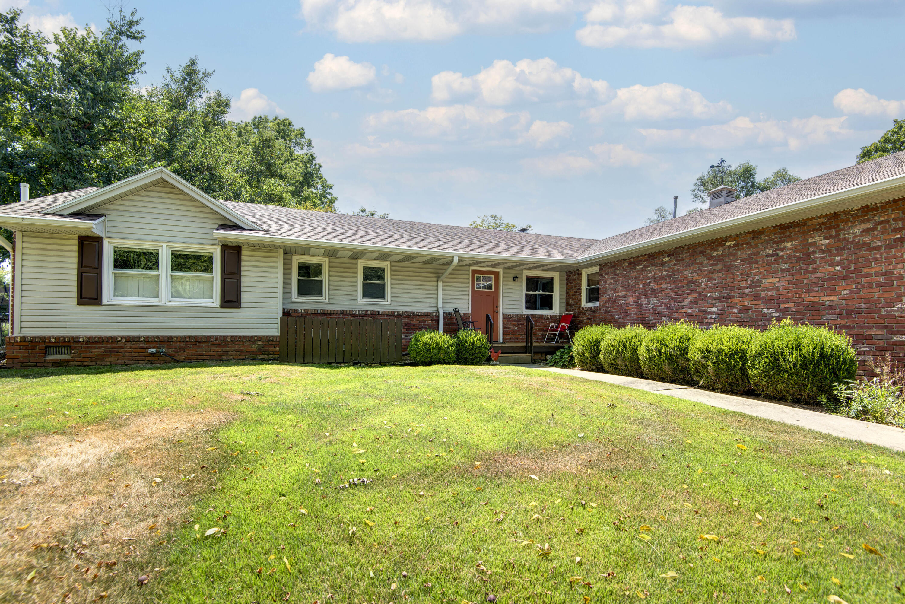 1842 East Sunset Drive Property Photo 2